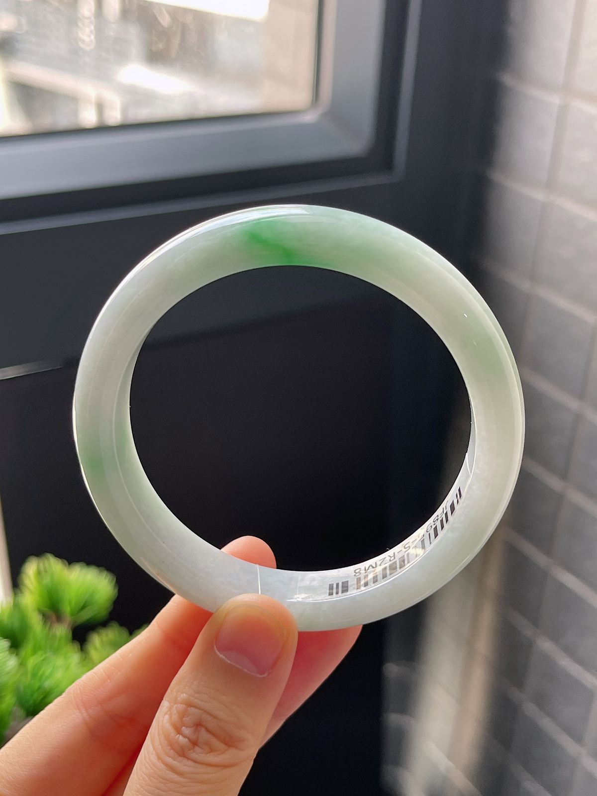 正圈57圈口，翡翠糯化种飘绿手镯