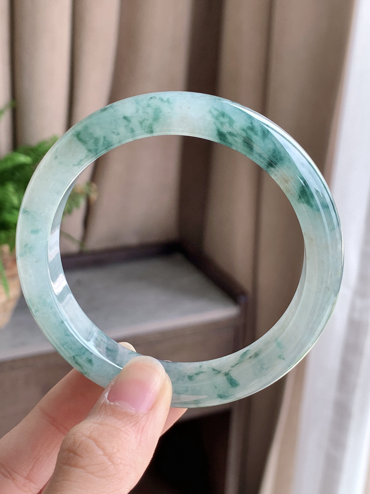 【手镯】正圈 圈口 59 60
【尺寸】60-12.7-8.5
【说明】冰飘蓝花 飘花 落花萦绕 种老细腻 缅甸A货翡翠..