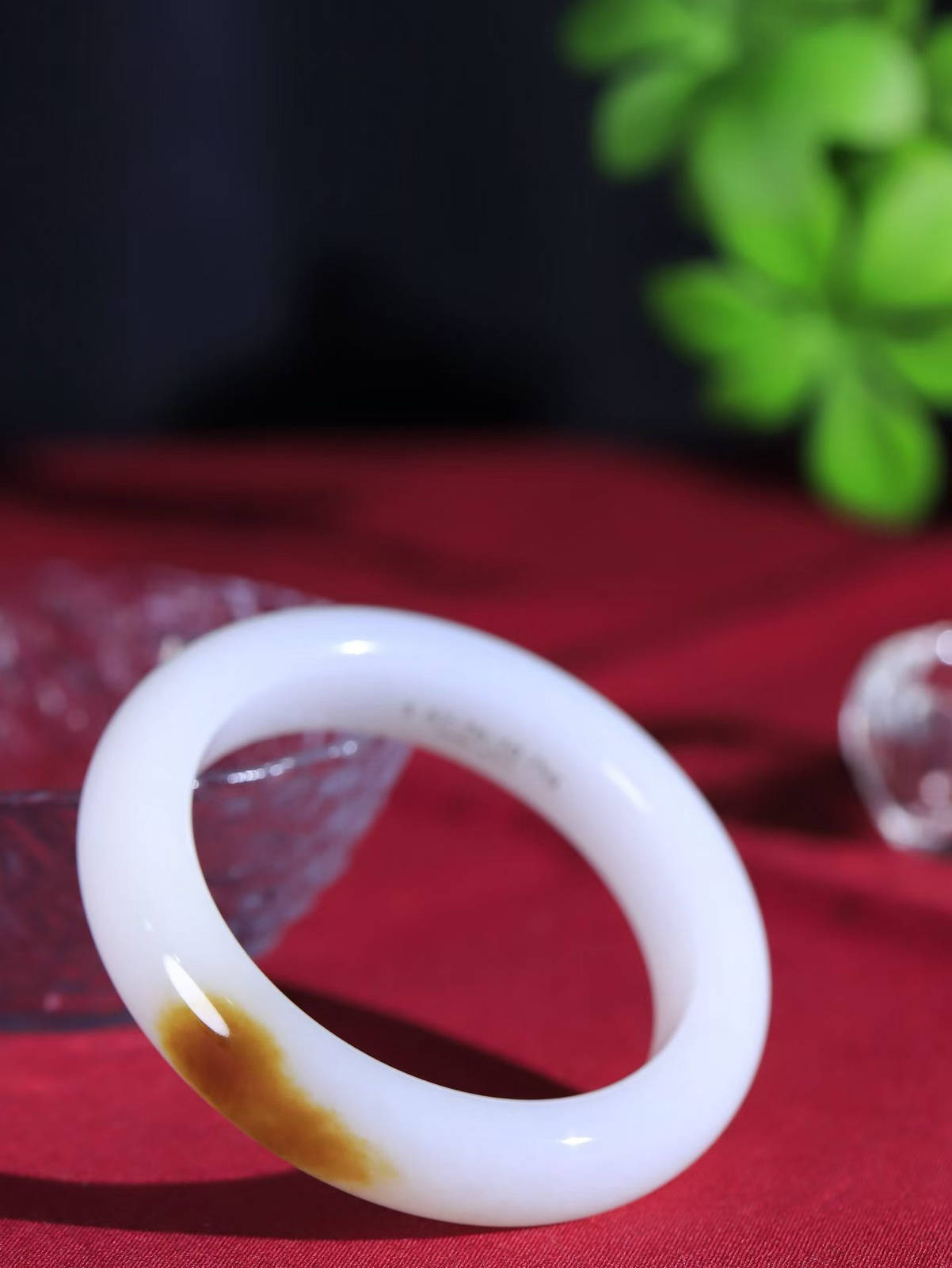 〈半夏未央.镯〉

收藏级臻品️和田玉糖白玉手镯，花开半夏，如诗如画，曼妙佳人，戴一只糖白镯，唯美清新，温润如初。底子浑厚，质地莹润，色调清美，天然纹理更添几分清雅。醉一场岁月如烟，梦一段花开半夏。重75.7克  尺寸56.5-14.8-10mm  32501000A