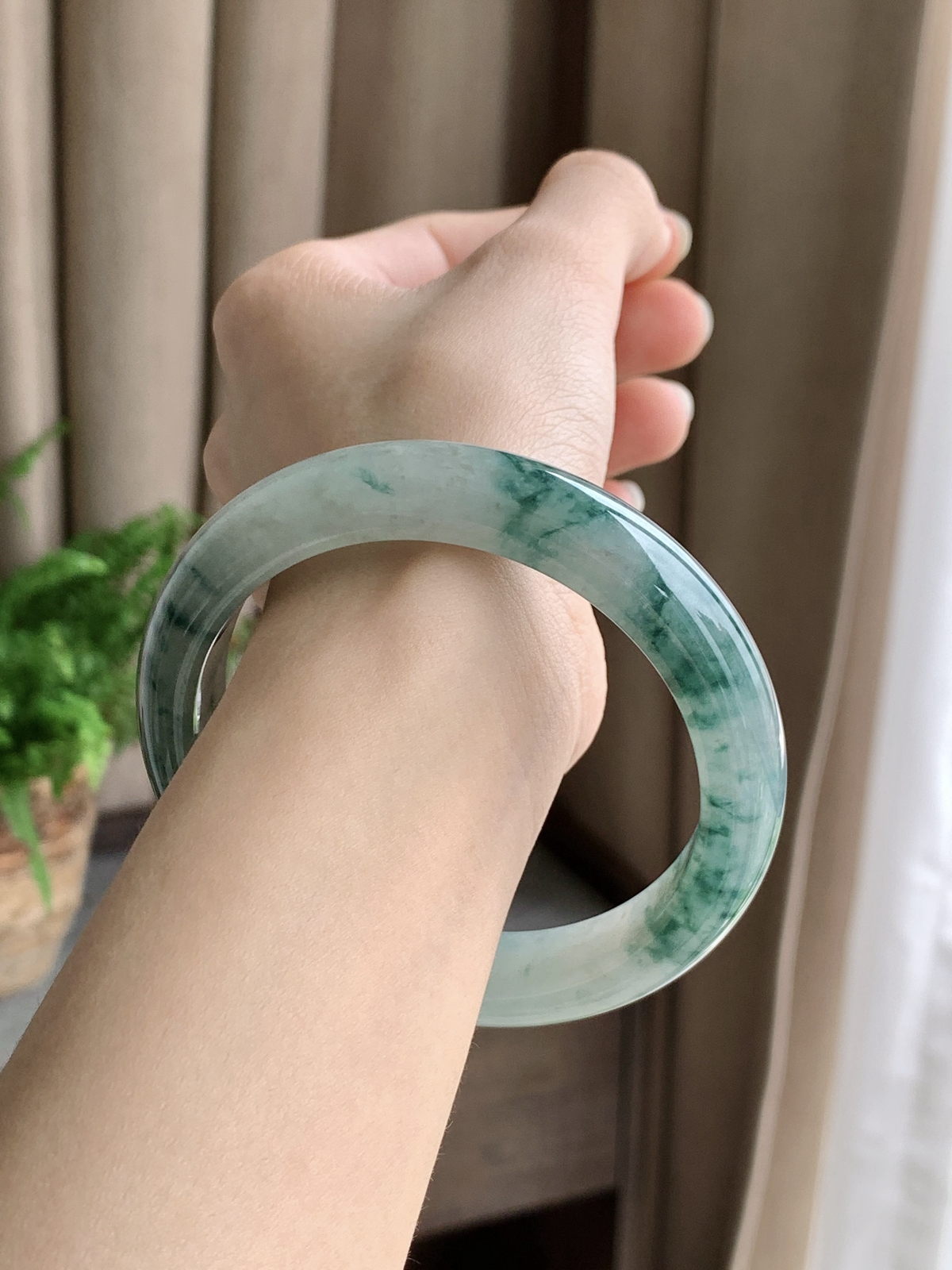 【手镯】正圈 圈口 59 60
【尺寸】60-12.7-8.5
【说明】冰飘蓝花 飘花 落花萦绕 种老细腻 缅甸A货翡翠..
