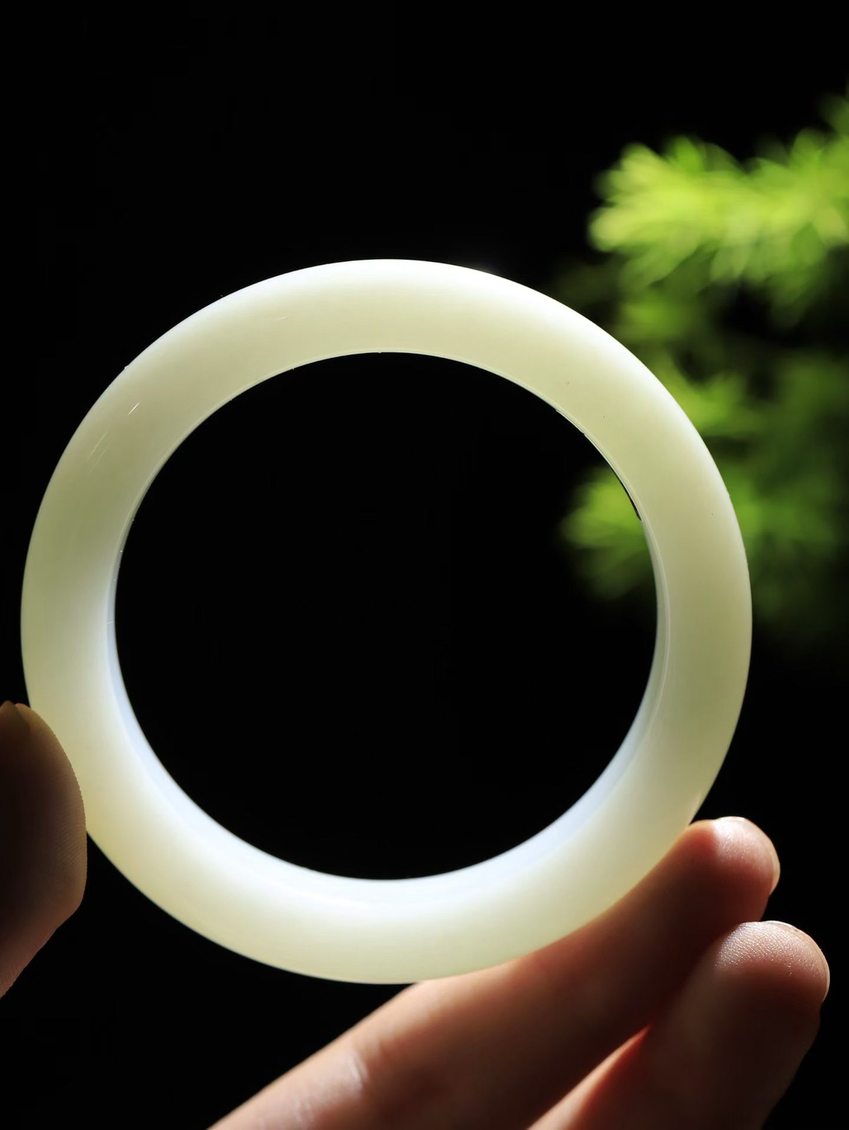 【腕间柔情.手镯】   

精品️和田玉白玉手镯 玉质温润细腻 油性十足 古朴秀雅 轻抚岁月的栏杆软香温玉，腕间玉镯轻轻晃动，令人情动心间，撷一缕月末的芬芳，把心思铺陈，时光静美，惟有你最温柔。重70克   内径56.5克 尺寸14.5-9.8mm  46501055A