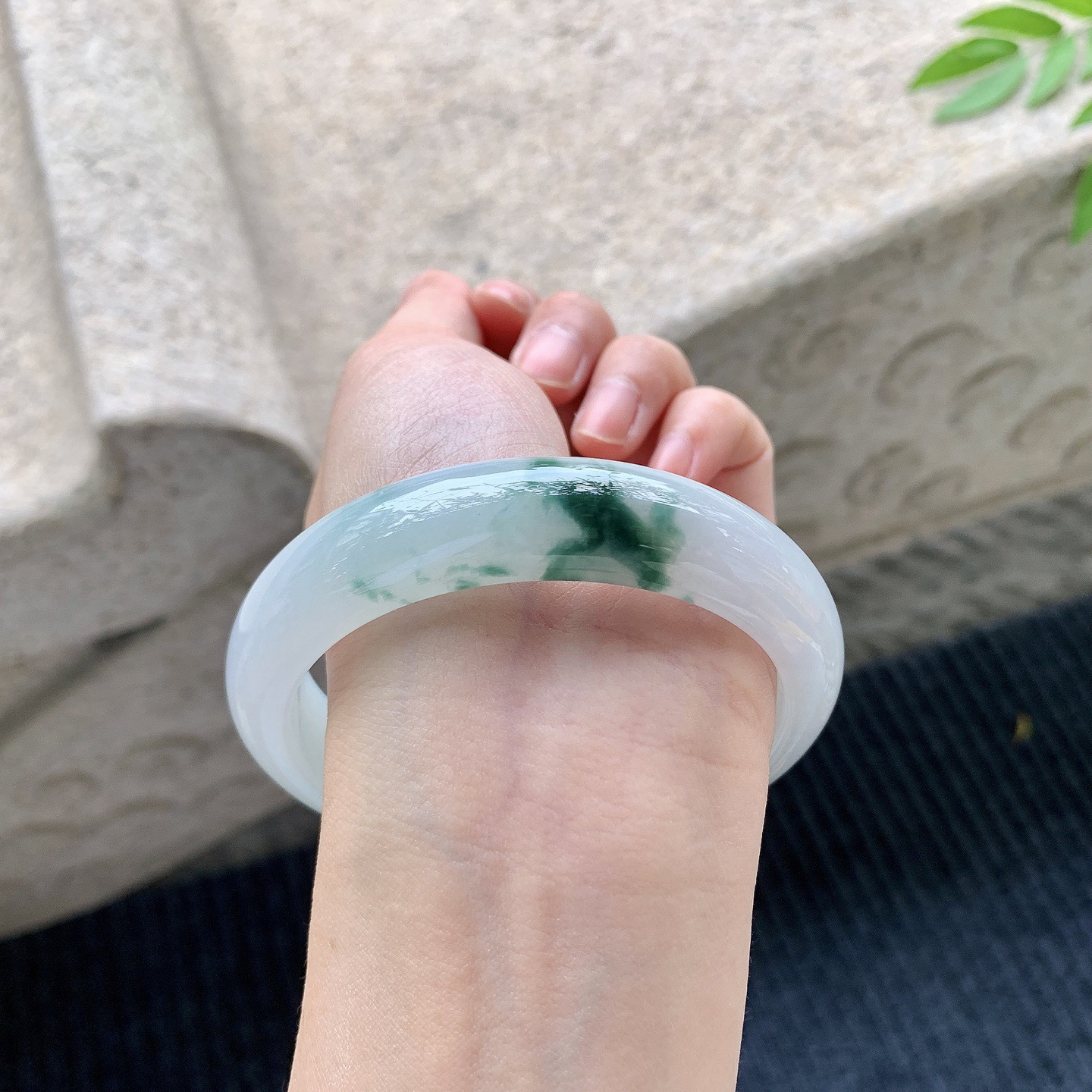 正圈60 61
【圈口】61.6/14.6/8.6
【描述】细糯飘花，水润，种老，细腻，无裂纹！..