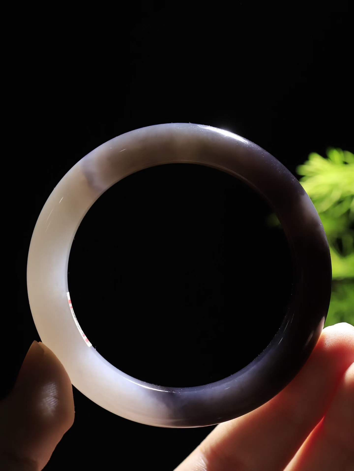 （温柔雅致.手镯）

精品️和田玉烟紫手镯。镯型饱满，温润细腻，脂润沁香。️执一卷书，沏一盏茶，着一袭裙，戴一只镯。淡淡浅笺，素心若兰，静赏玉中诗画。悠悠岁月，芊手轻摘，盛满诗样芳华。重60.2克   内径55克  尺寸12.4-9.6mm    FDA-32501000