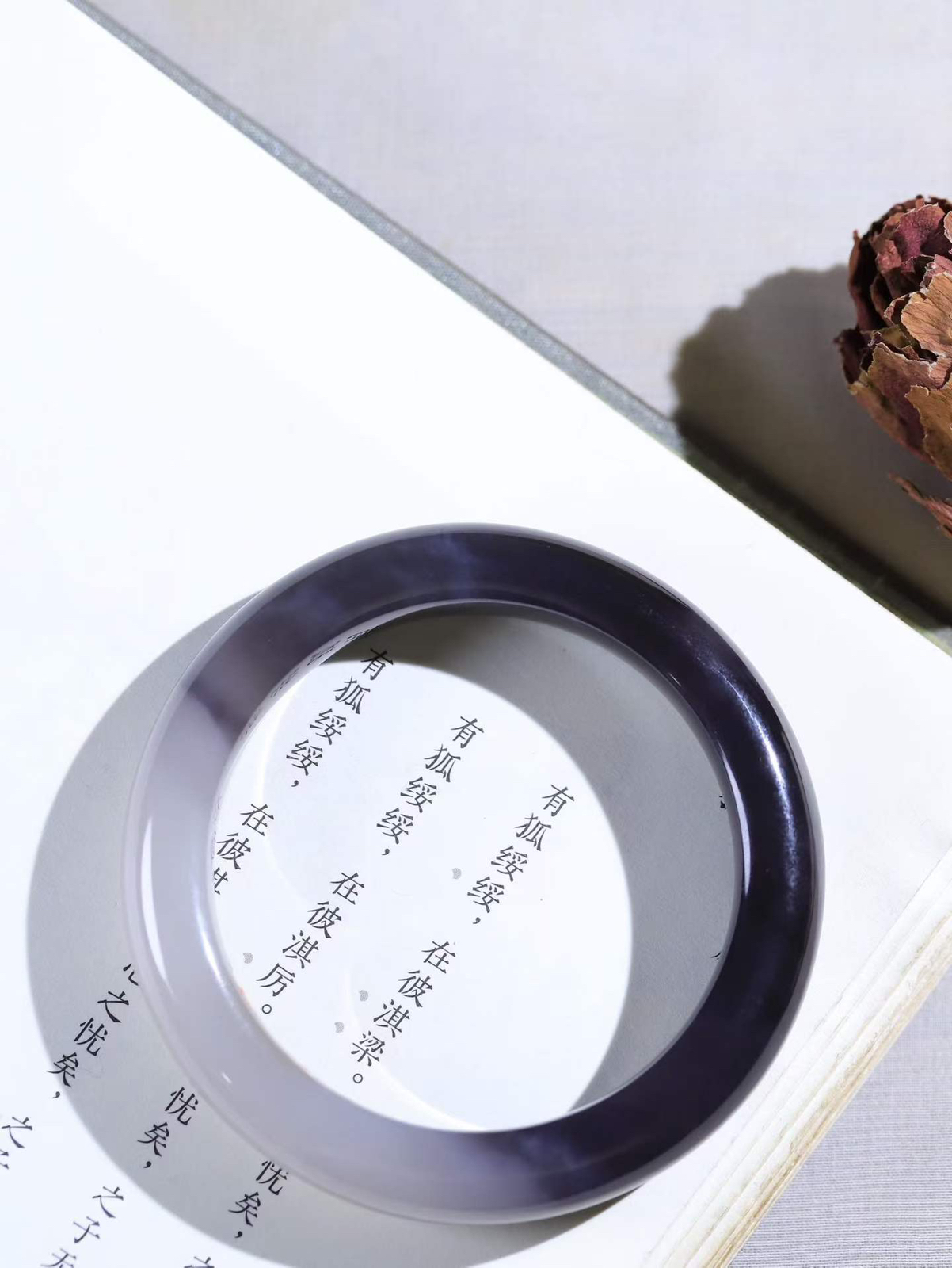 （温柔雅致.手镯）

精品️和田玉烟紫手镯。镯型饱满，温润细腻，脂润沁香。️执一卷书，沏一盏茶，着一袭裙，戴一只镯。淡淡浅笺，素心若兰，静赏玉中诗画。悠悠岁月，芊手轻摘，盛满诗样芳华。重60.2克   内径55克  尺寸12.4-9.6mm    FDA-32501000