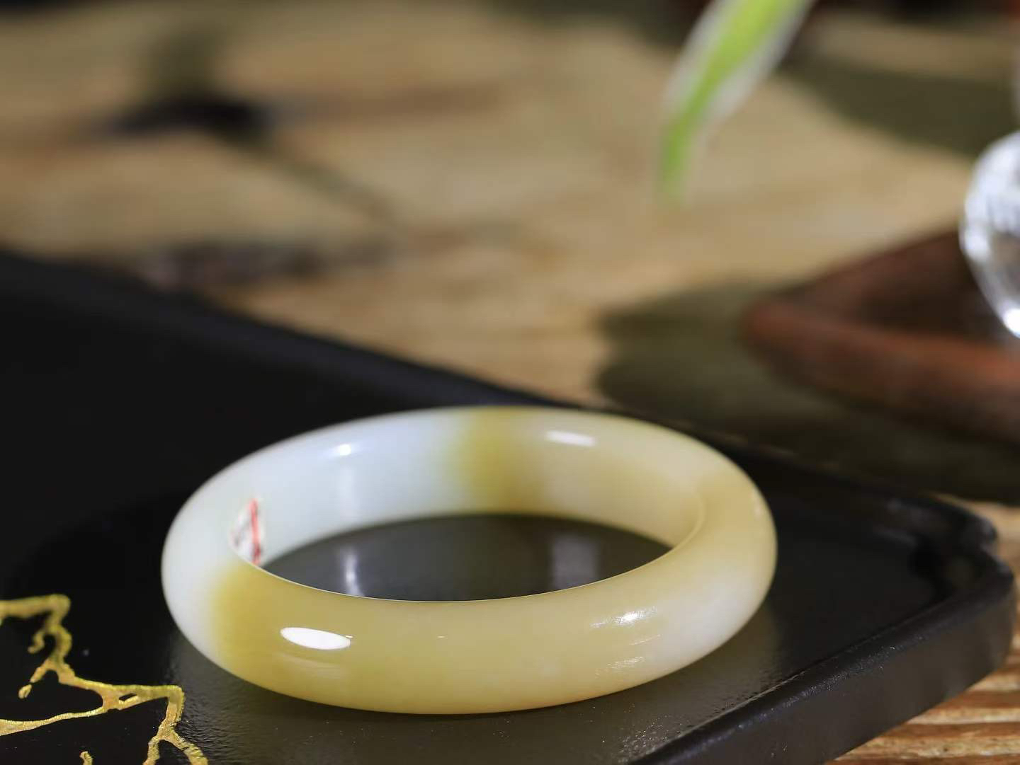 （温柔雅致.手镯）

精品️和田玉糖白玉手镯。镯型饱满，温润细腻，脂润沁香。️执一卷书，沏一盏茶，着一袭裙，戴一只镯。淡淡浅笺，素心若兰，静赏玉中诗画。悠悠岁月，芊手轻摘，盛满诗样芳华。重55克   内径54克  尺寸12.8-9mm    FDA-32501000