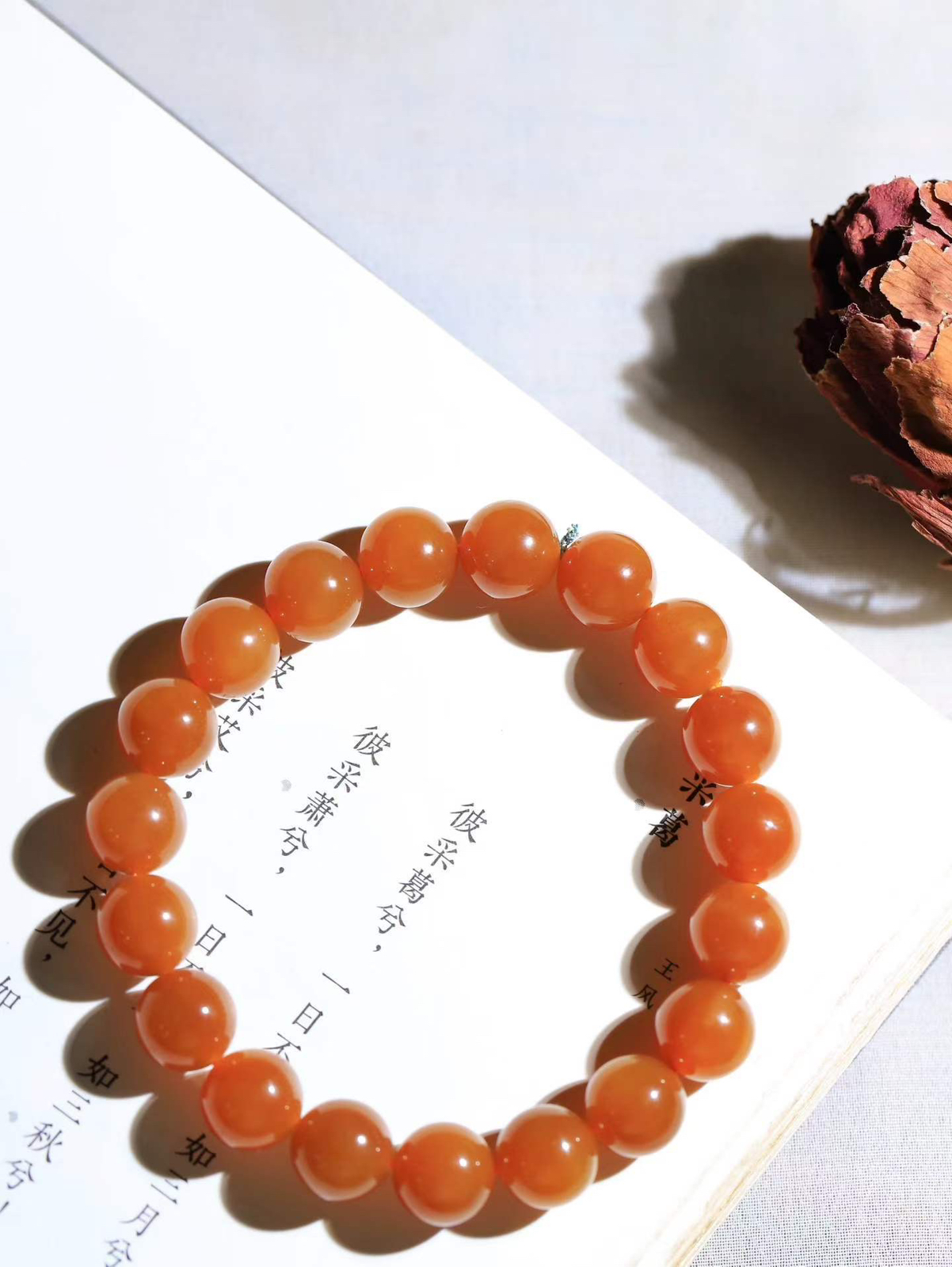 【珠圆玉润.手串】

精品️和田玉糖玉珠圆玉润手串 玉质温润细腻  整串打磨圆润，佩戴舒适。珠珠落玉盘，间关莺语花底滑，一生美好时光，无论身在何处，都有它相伴相守。事事顺遂，幸福美满，吉祥如意。重28.3克 尺寸取一9.8mm FDT-1650813