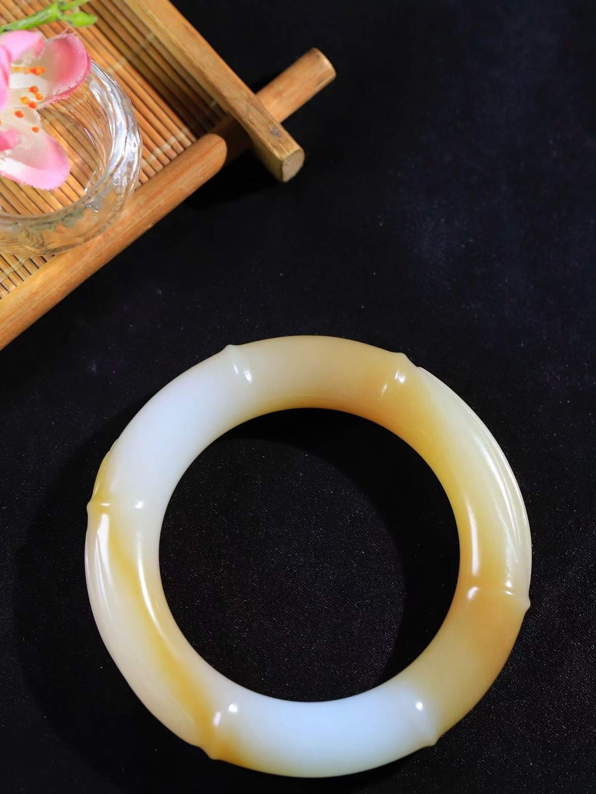 【节节高升.手镯】

收藏级和田玉糖白玉竹节手镯，玉质温润细腻，苏工精雕竹节，竹子品德高尚，生而有节，象征气节正直、不屈不俗。竹叶纤秀俊逸，舒展自如，迎风摇曳，柔美清逸，清新典雅。️整器画面空灵简洁佩于胸前，寓意祝福，高风亮节，步步高升。
内径54mm尺寸12.9-13.3mm重84.7克9950877T