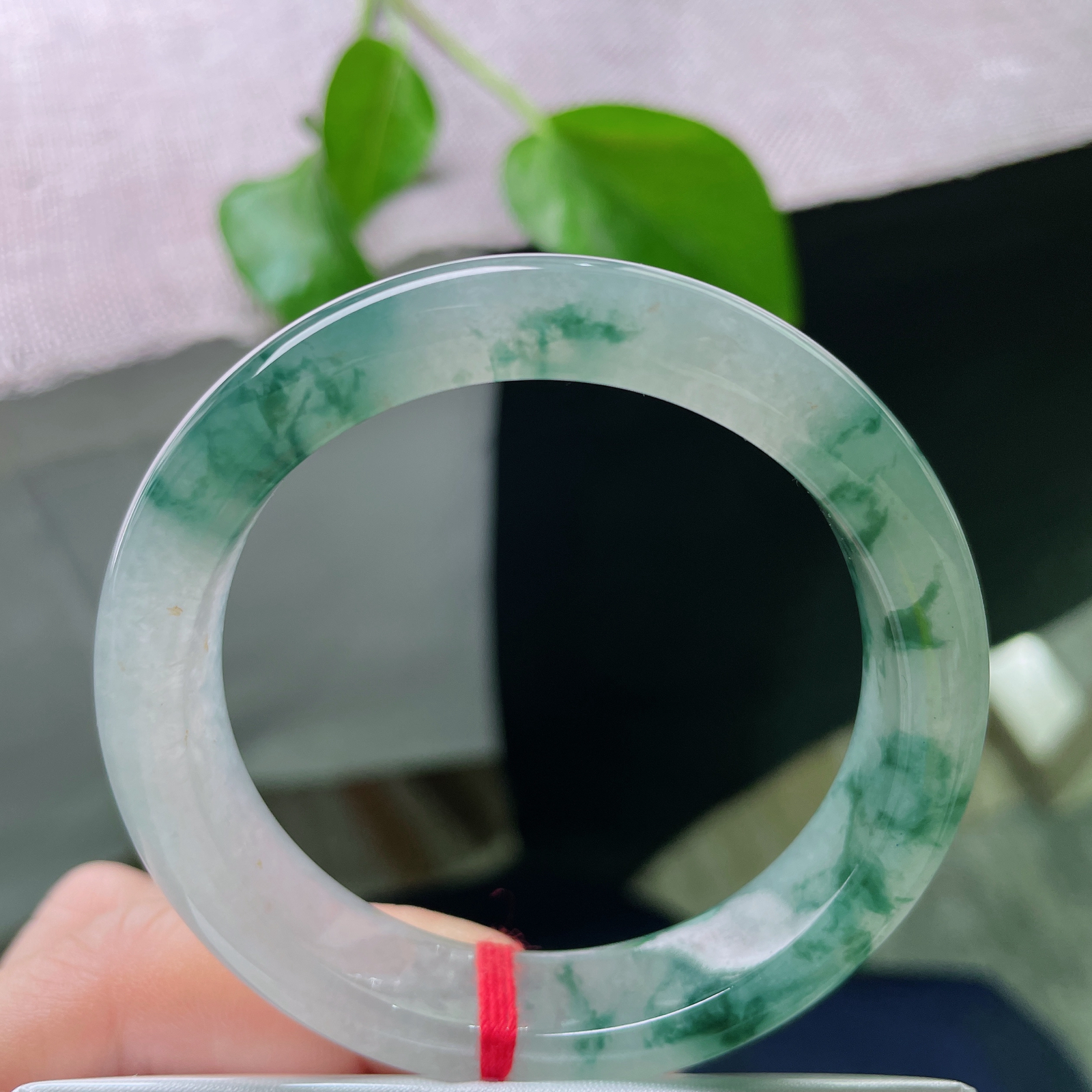 52.5/12.2/8飘花正圈，冰润细腻，飘花流转，尽显温润贵气，上手低调奢华，贵气，ss50471