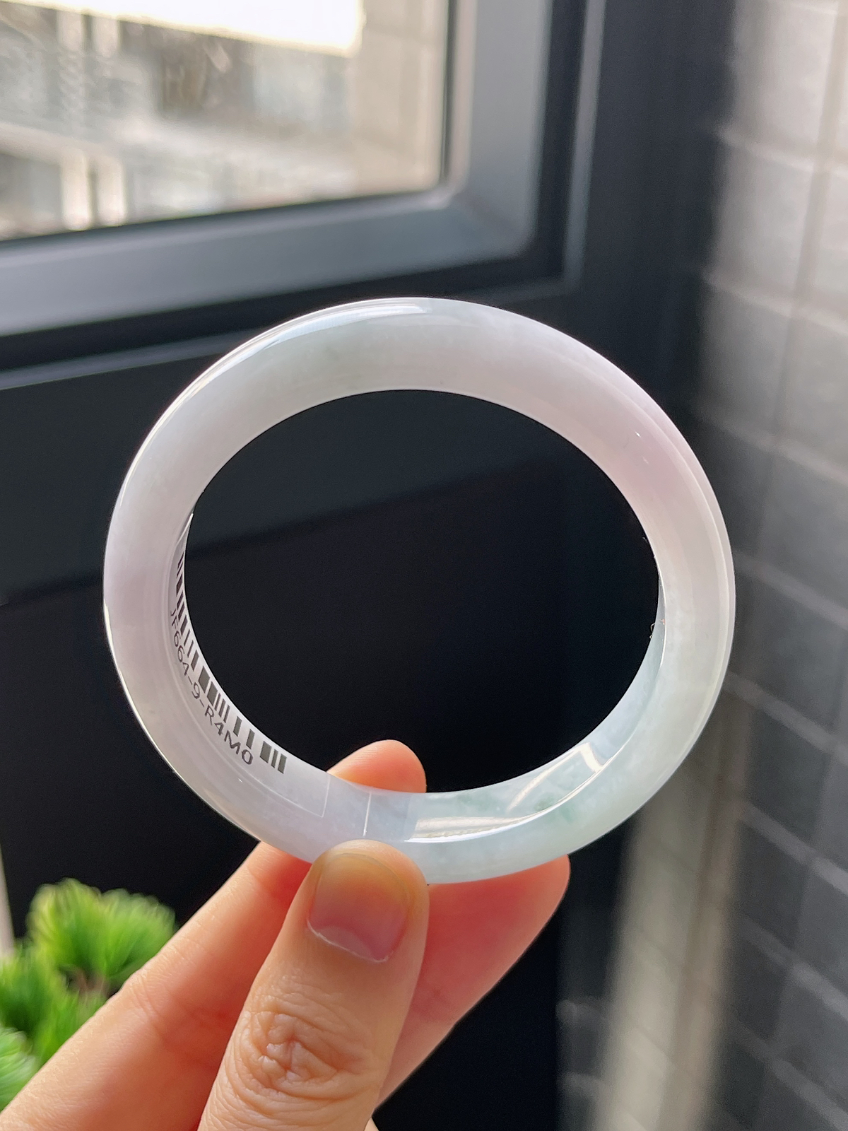 正圈53圈口，翡翠糯化种淡绿色手镯