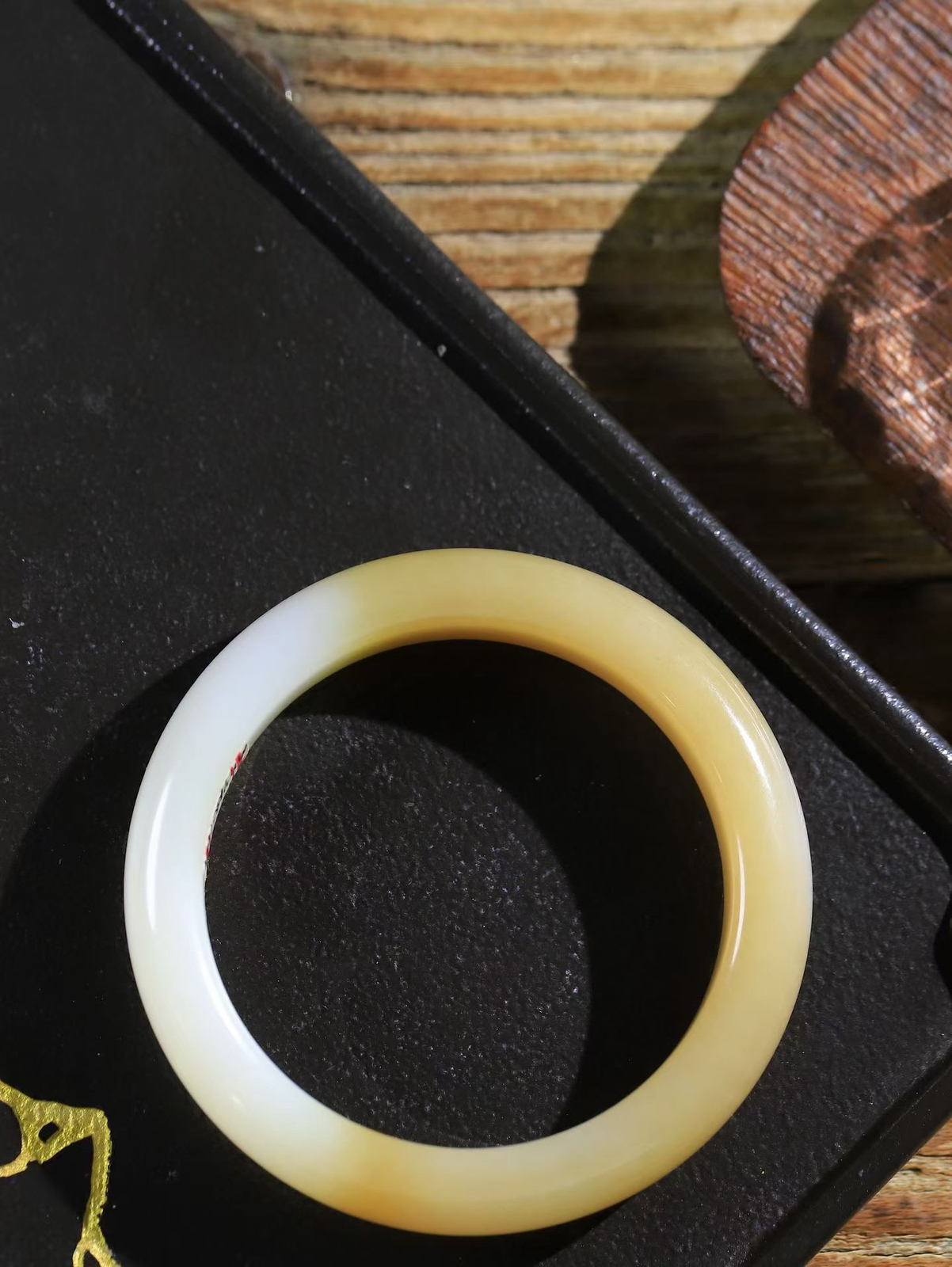 （温柔雅致.手镯）

精品️和田玉糖白玉手镯。镯型饱满，温润细腻，脂润沁香。️执一卷书，沏一盏茶，着一袭裙，戴一只镯。淡淡浅笺，素心若兰，静赏玉中诗画。悠悠岁月，芊手轻摘，盛满诗样芳华。重55克   内径54克  尺寸12.8-9mm    FDA-32501000