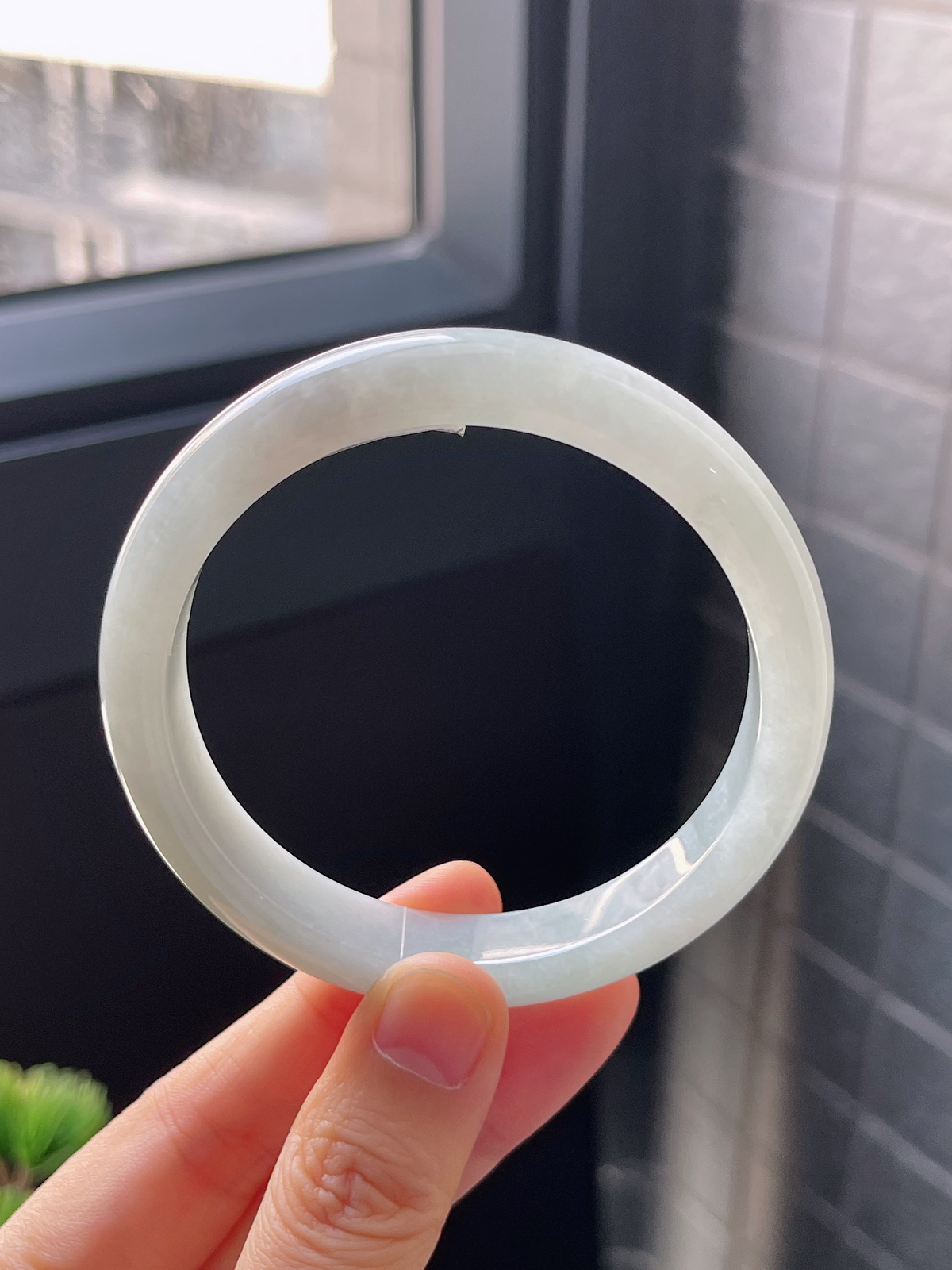 正圈57圈口，翡翠糯化种淡绿色手镯