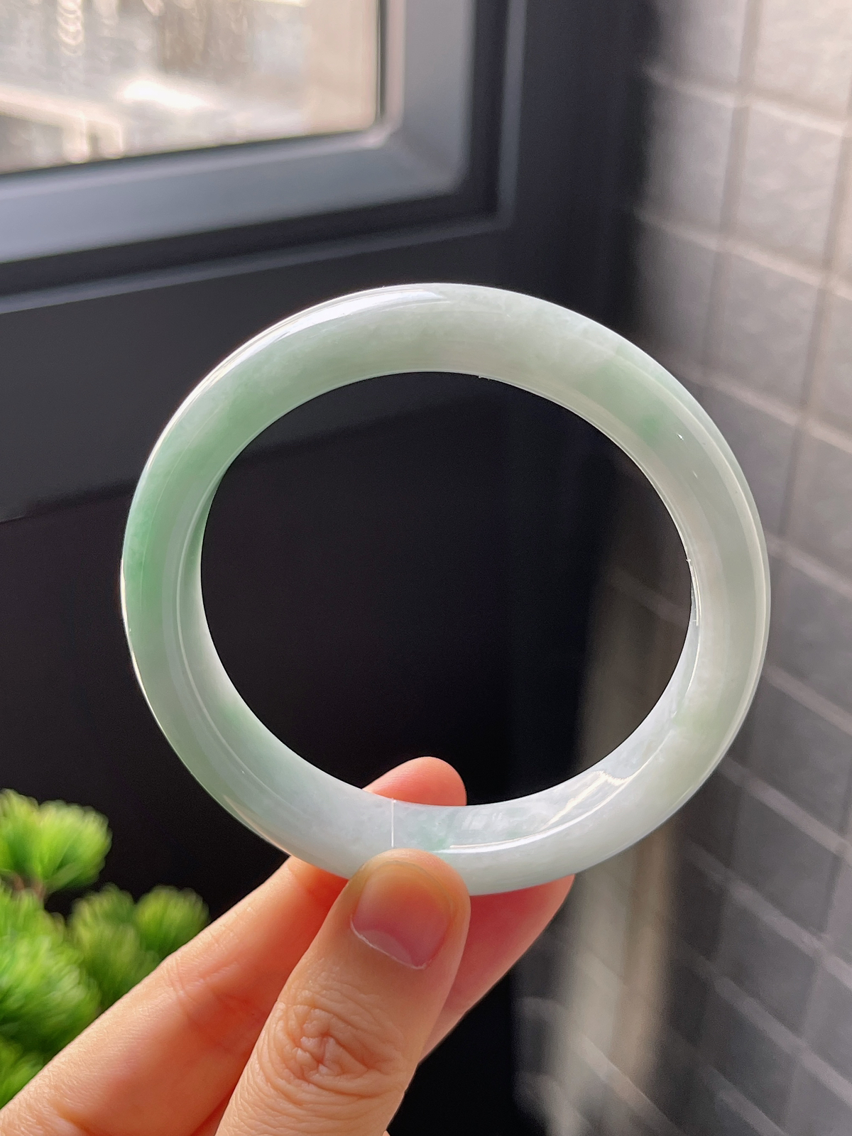 正圈57.2圈口，翡翠糯化种淡绿色手镯
