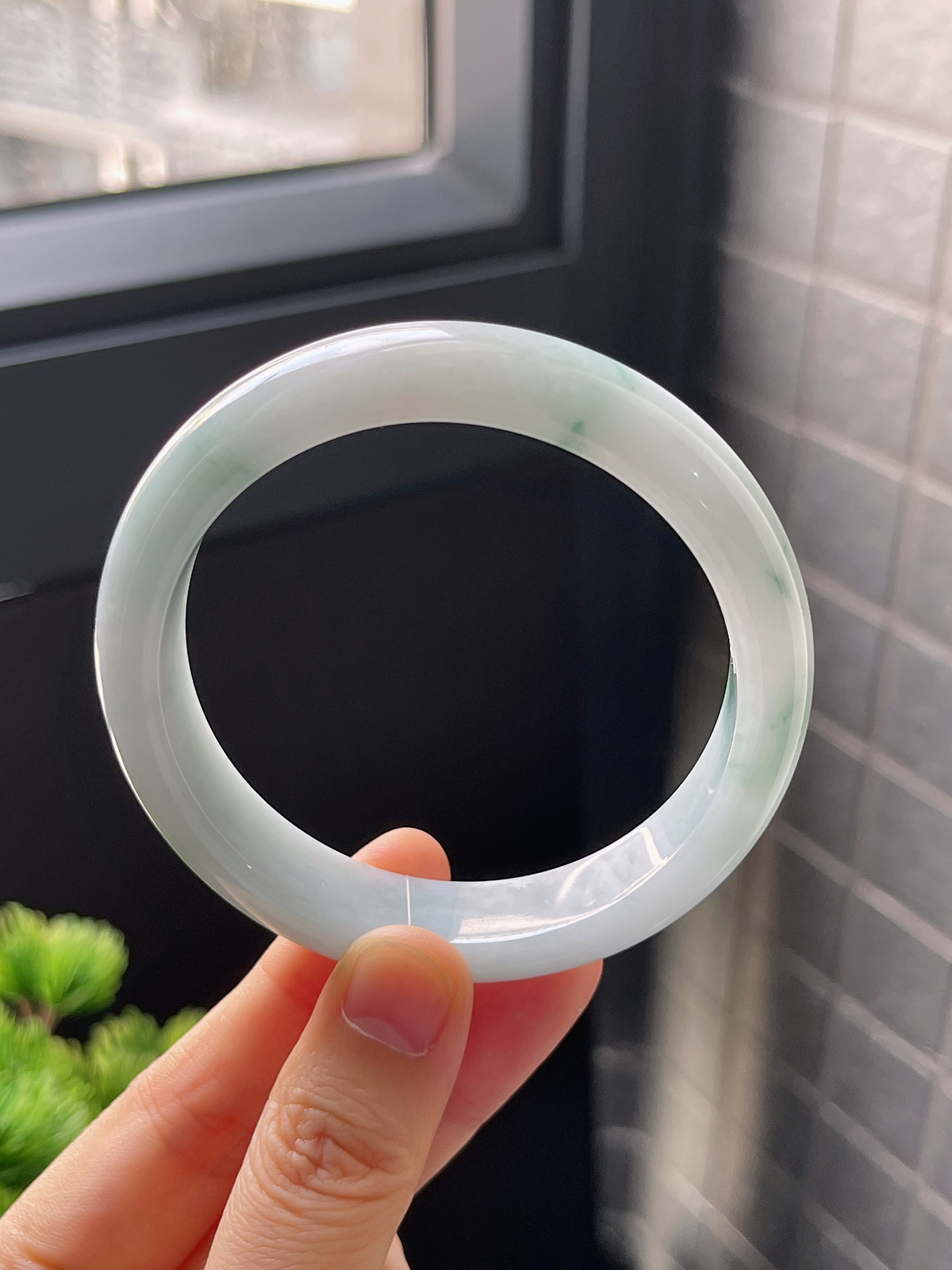 正圈57.2圈口，翡翠糯化种飘绿手镯