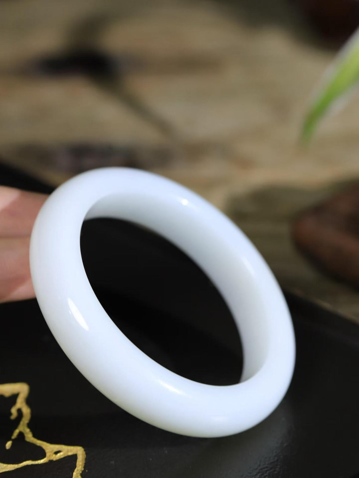 【腕间柔情.手镯】   

精品️和田玉白玉手镯 玉质温润细腻 油性十足 古朴秀雅 轻抚岁月的栏杆软香温玉，腕间玉镯轻轻晃动，令人情动心间，撷一缕月末的芬芳，把心思铺陈，时光静美，惟有你最温柔。重70克   内径56.5克 尺寸14.5-9.8mm  46501055A