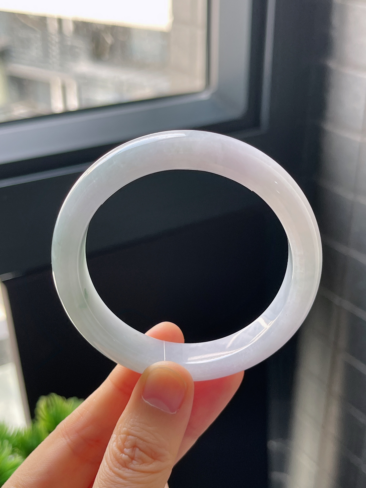 正圈53圈口，翡翠糯化种淡绿色手镯