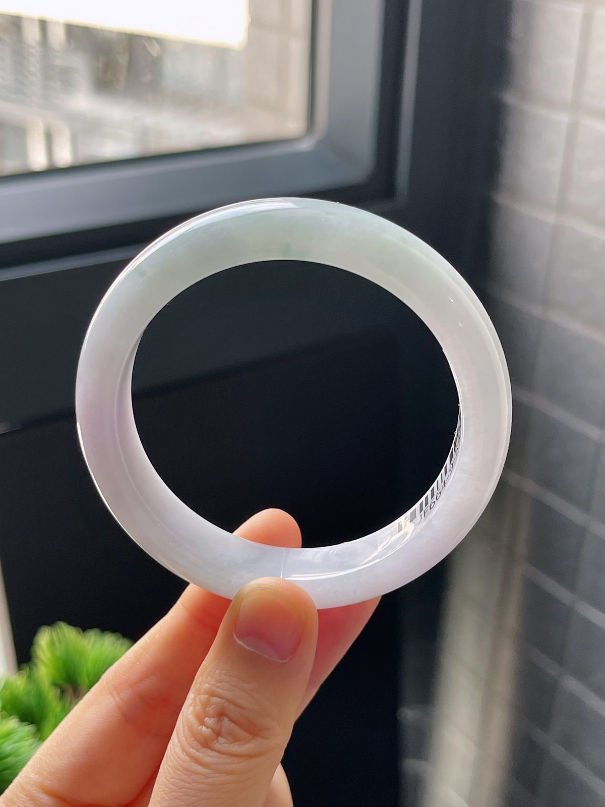 正圈53圈口，翡翠糯化种淡绿色手镯