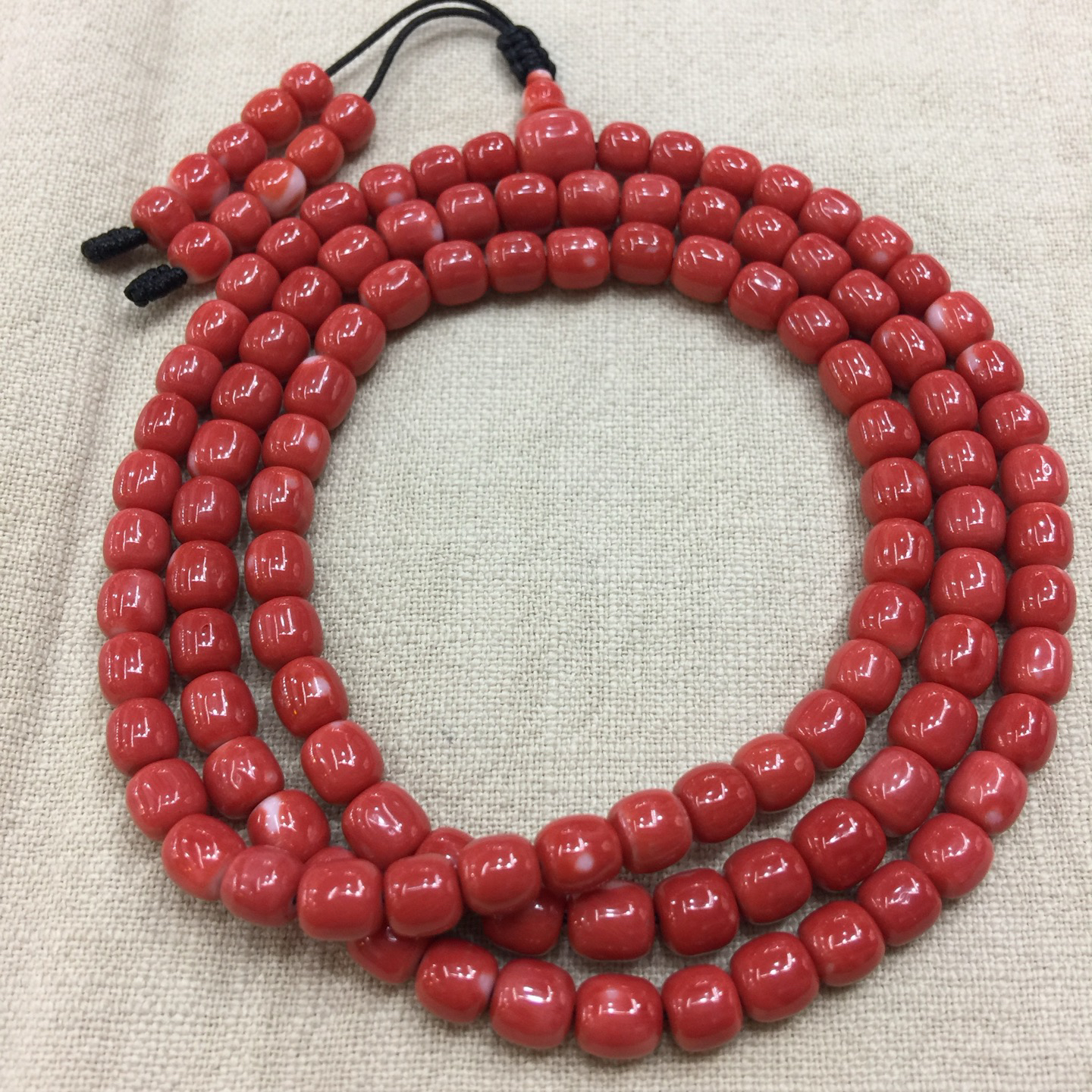 【天然莫莫一色7.4mm 桶珠珊瑚108佛珠串】天然无添加无优化，台湾产地，莫莫一色材料，整条少白芯
