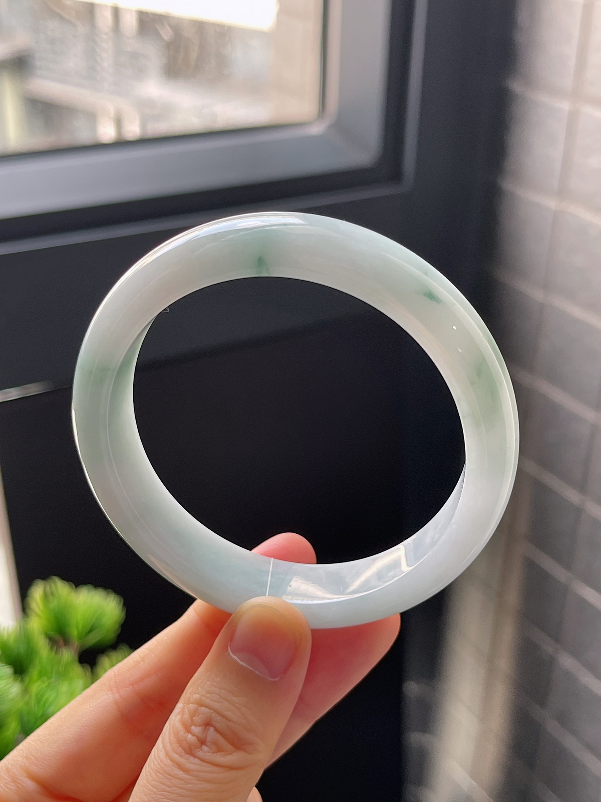 正圈57.2圈口，翡翠糯化种飘绿手镯