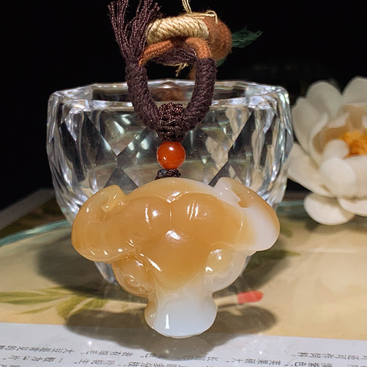 新疆和田玉且末糖扭转乾坤牛挂件 尺寸34/45/15重30克。玉质细腻油润。手推出油。佩戴高端典雅。