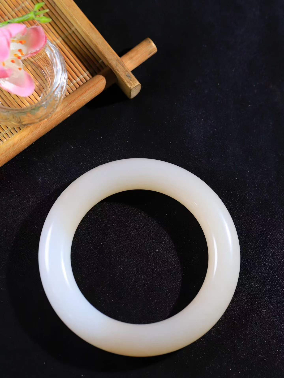 【粉黛.手镯】

精品️和田玉藕粉双色圆条手镯
仙女藕粉手镯
馥郁芬芳 油糯饱满
气质温婉尔雅 甜甜的藕粉色
质地如膏似脂 少女感十足
精工打磨 手感上佳
内径54.5mm尺寸13-12.6mm 重83克 9350800T