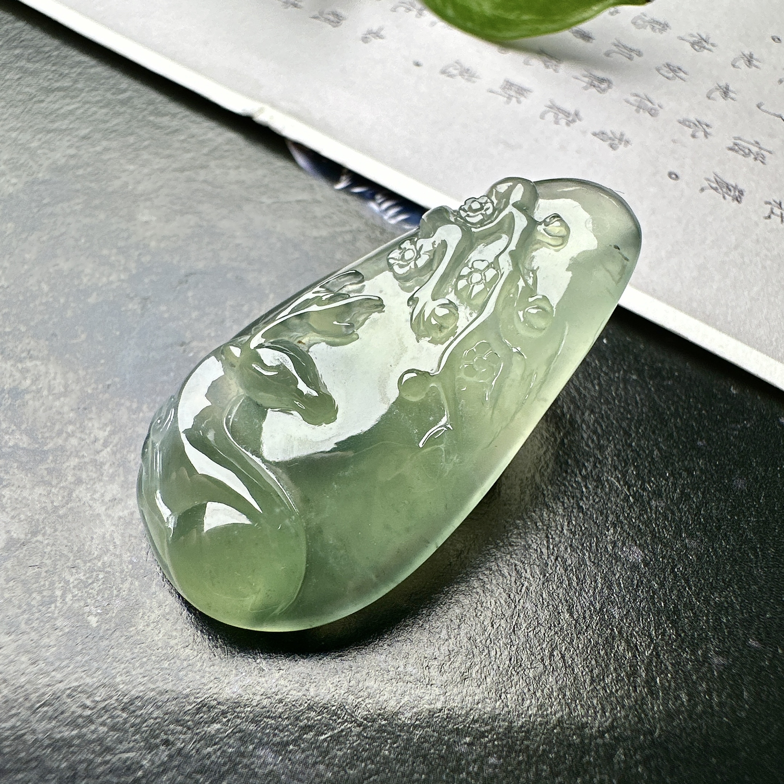 【冰种晴底梅花鹿吊坠】一路有你，料子纯净，种老细腻，有强胶感，起强荧光，佩戴寓意上佳。