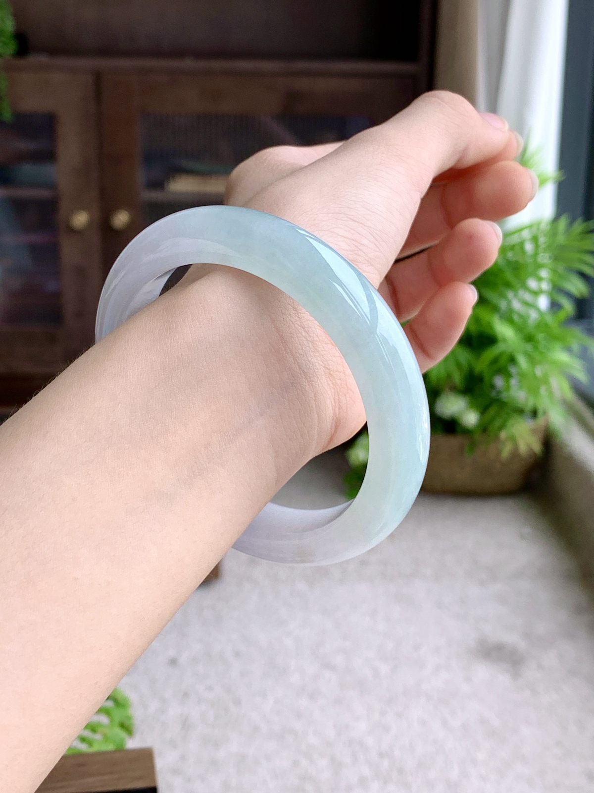 【手镯】🫧正圈 圈口59 60
【尺寸】59.8-12.7-9.7
【说明】冰晴水 半山半水 种老细腻 缅甸A货翡翠 有小细纹..
