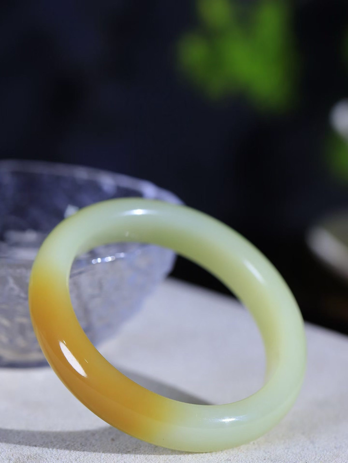 〈半夏未央.镯〉

精品和田玉糖青白玉手镯，花开半夏，如诗如画，曼妙佳人，戴一只糖白镯，唯美清新，温润如初。底子浑厚，质地莹润，色调清美，天然纹理更添几分清雅。醉一场岁月如烟，梦一段花开半夏。
重45克  尺寸52.5-12.3-8.2mm  3250900A