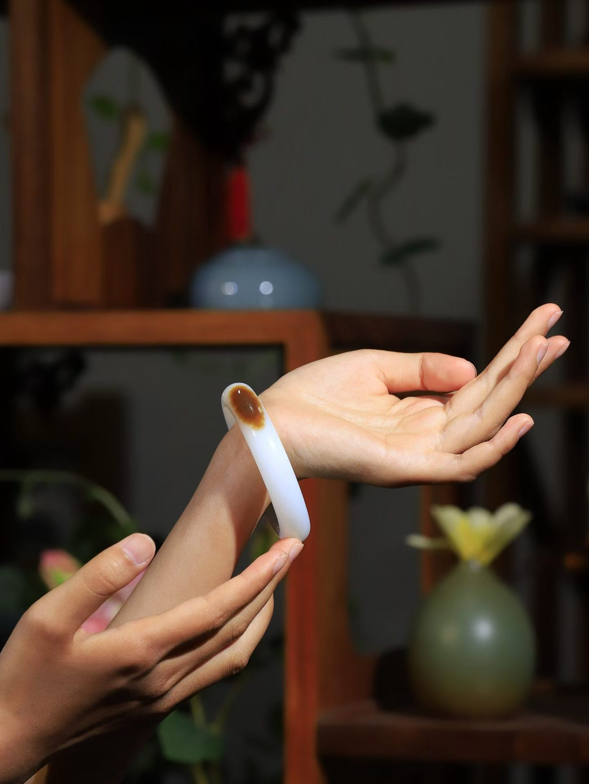 〈半夏未央.镯〉

收藏级臻品️和田玉糖白玉手镯，花开半夏，如诗如画，曼妙佳人，戴一只糖白镯，唯美