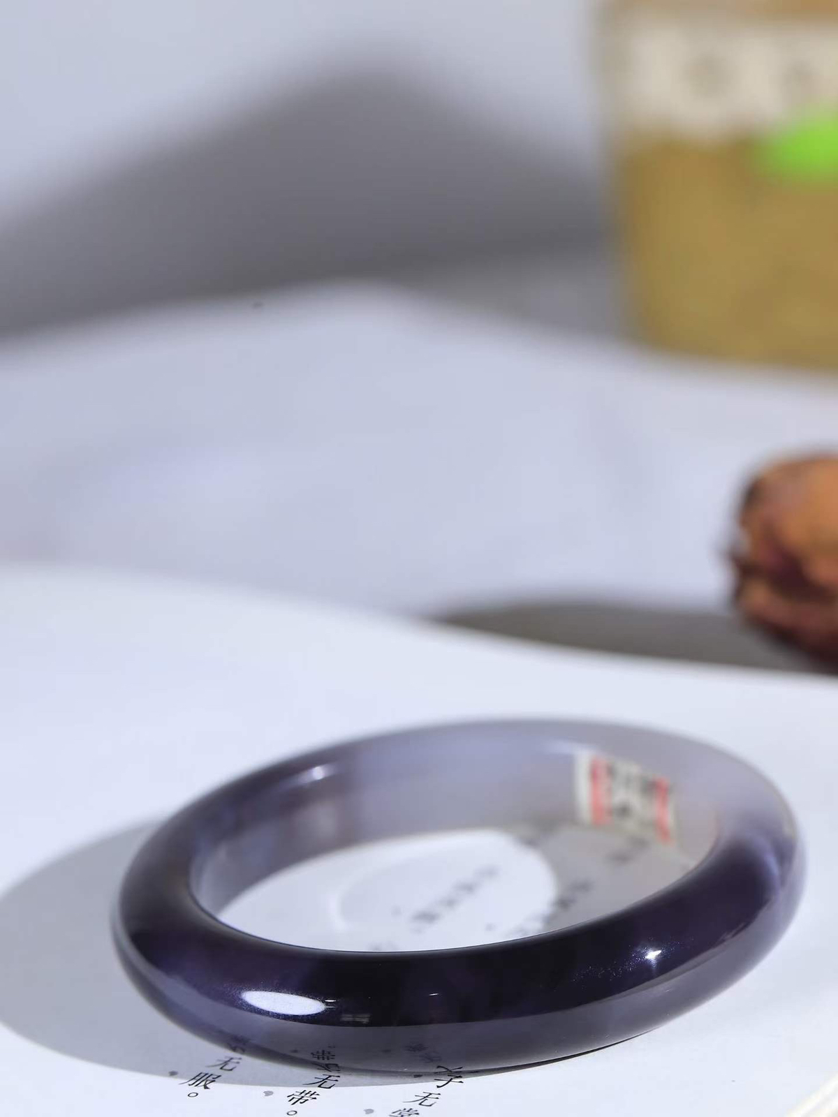 （温柔雅致.手镯）

精品️和田玉烟紫手镯。镯型饱满，温润细腻，脂润沁香。️执一卷书，沏一盏茶，着一袭裙，戴一只镯。淡淡浅笺，素心若兰，静赏玉中诗画。悠悠岁月，芊手轻摘，盛满诗样芳华。重60.2克   内径55克  尺寸12.4-9.6mm    FDA-32501000