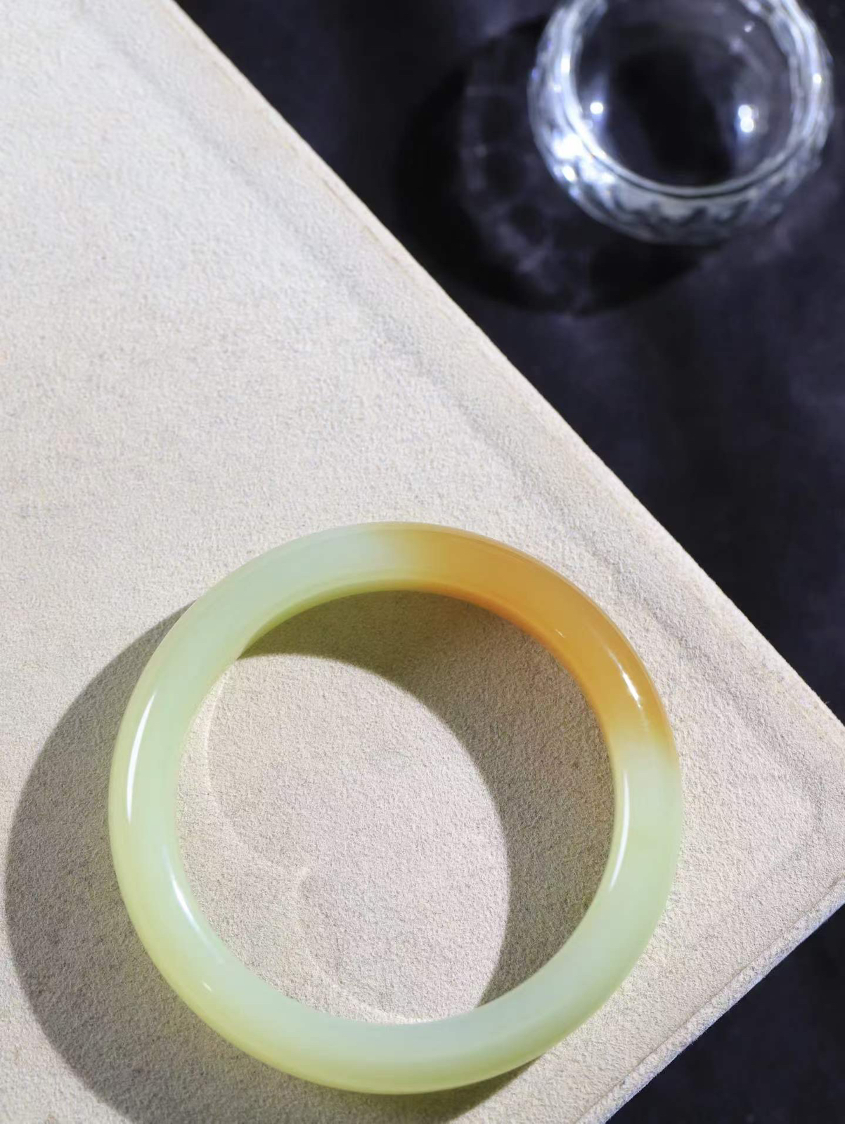 〈半夏未央.镯〉

精品和田玉糖青白玉手镯，花开半夏，如诗如画，曼妙佳人，戴一只糖白镯，唯美清新，温润如初。底子浑厚，质地莹润，色调清美，天然纹理更添几分清雅。醉一场岁月如烟，梦一段花开半夏。
重45克  尺寸52.5-12.3-8.2mm  3250900A