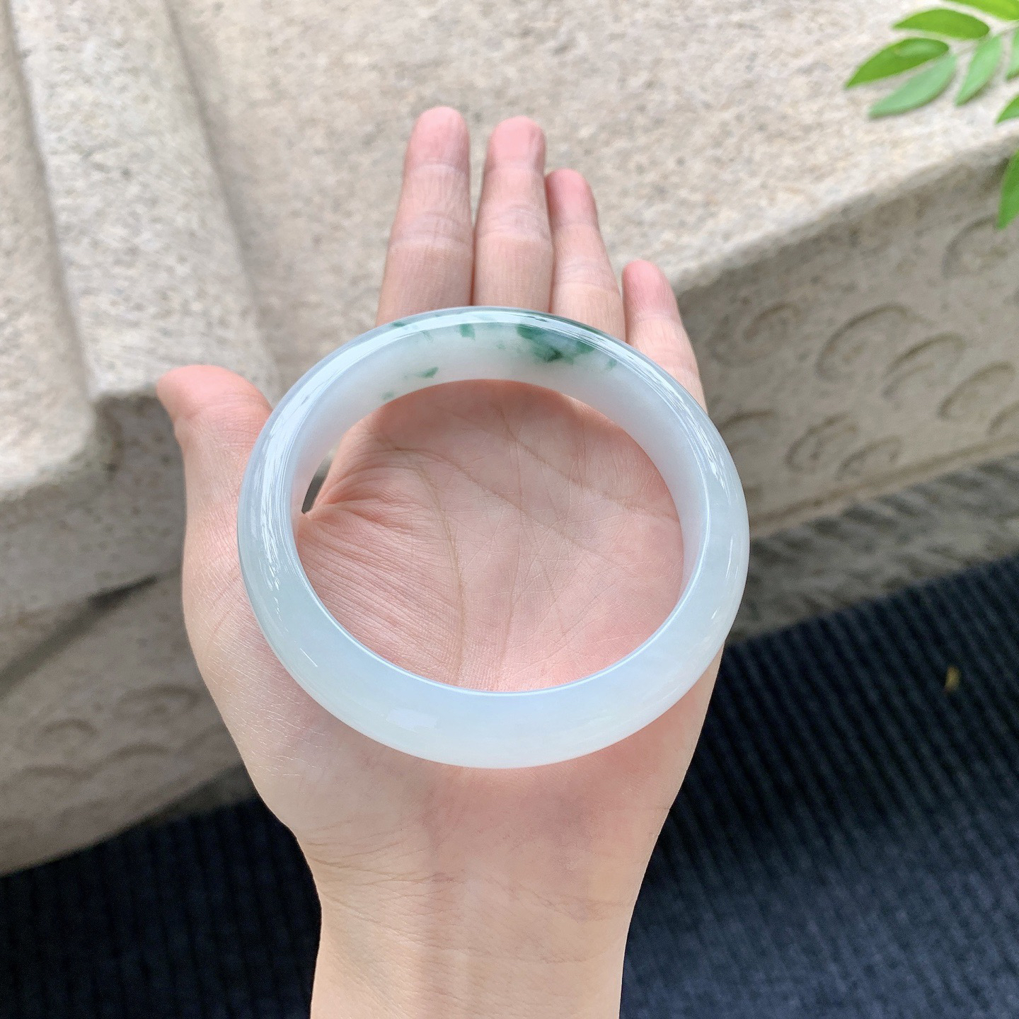正圈60 61
【圈口】61.6/14.6/8.6
【描述】细糯飘花，水润，种老，细腻，无裂纹！..