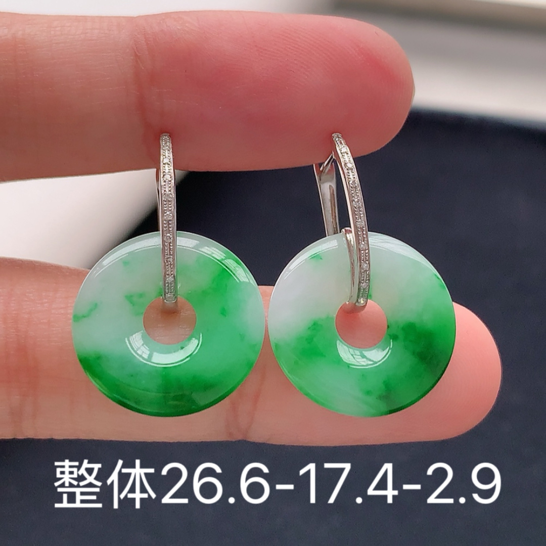 冰飘绿甜甜圈耳扣 底子细腻莹润，品相喜悦，佩戴清新优雅 货号18508，26.6-17.4-2.9