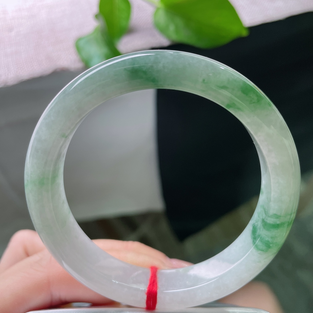 57/11.6/8.7飘花正圈，水润，清秀，像春水初生，在通透的底子上静静流淌，无裂，ss50750