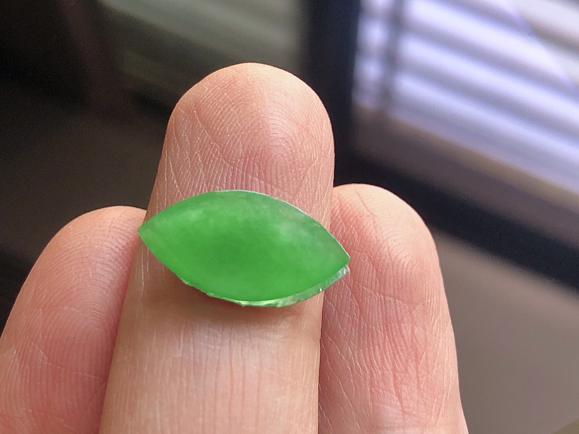 ️ 阳绿马眼， 色泽艳阳，通透水润，玉质细腻，夺目迷人，镶嵌效果，品相，无裂，尺寸17*9*2.7