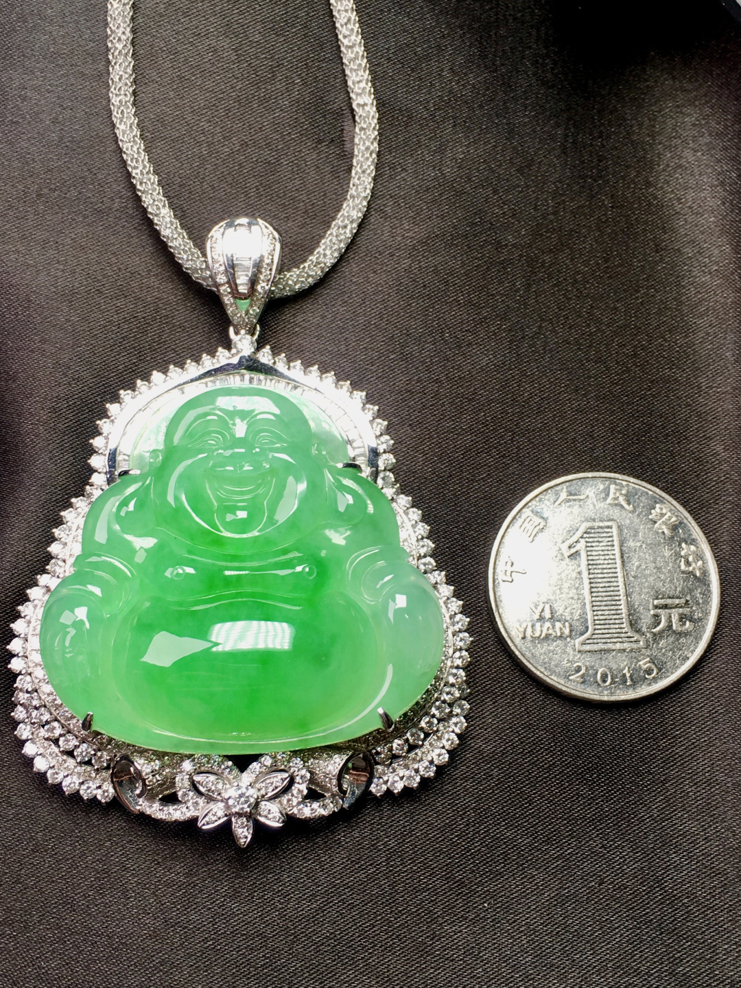款式时尚精美，18K真金南非真钻石镶嵌，天然翡翠Ａ货，口头不预留，65.7-47.0-15.7