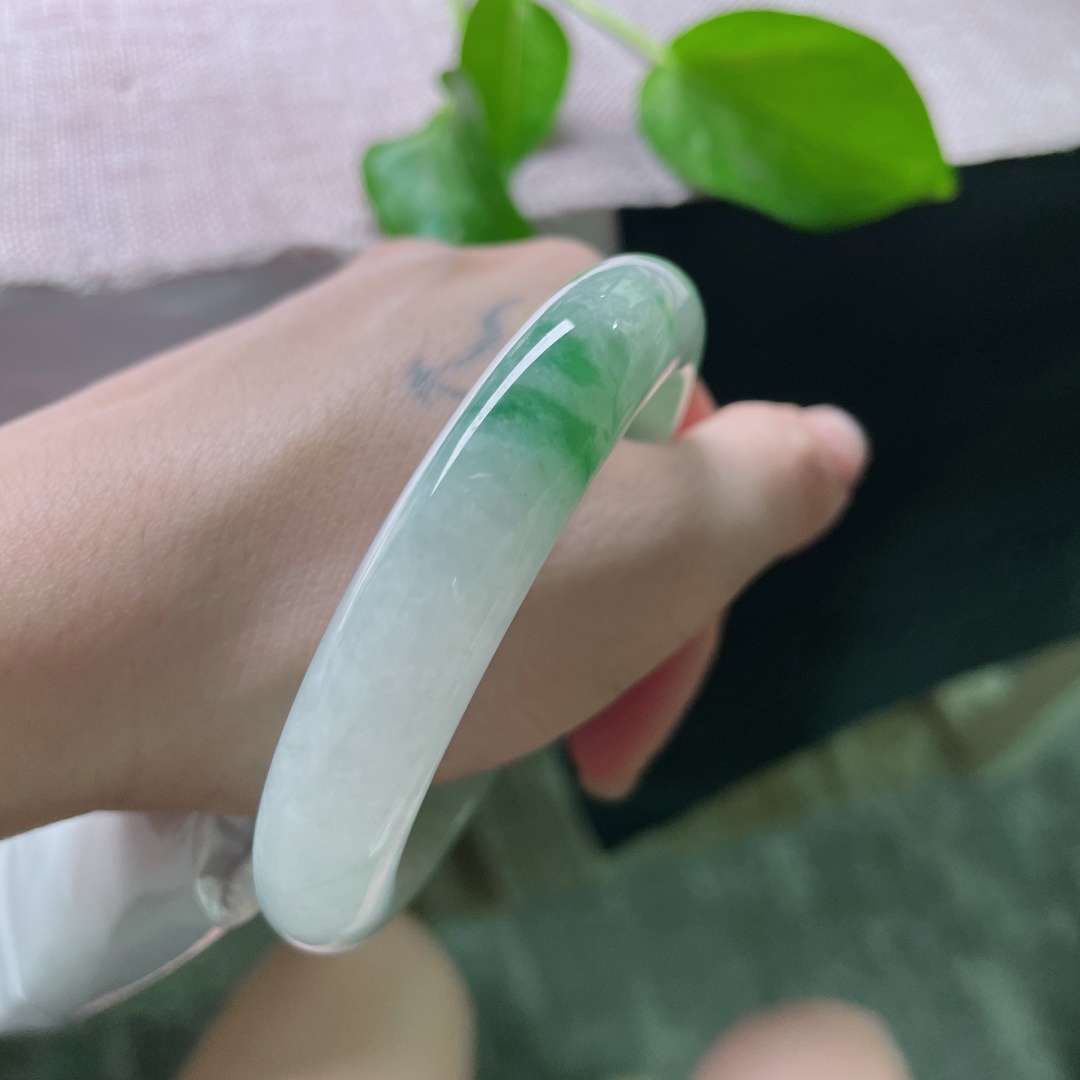 57/11.6/8.7飘花正圈，水润，清秀，像春水初生，在通透的底子上静静流淌，无裂，ss50750a