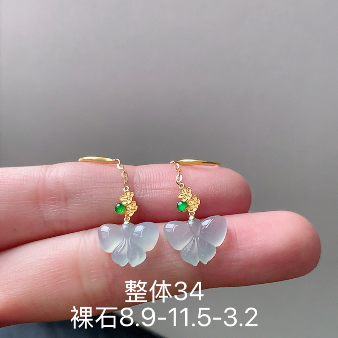 高冰蝴蝶耳坠。底子细腻，水润十足，佩戴福气满满，8.9-11.5-3.2