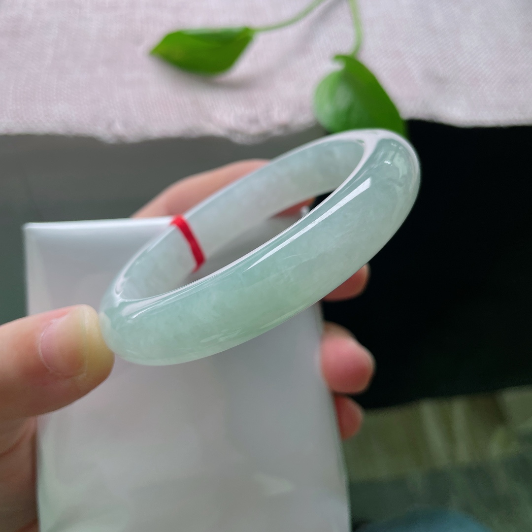 55.9/12.3/8.7，冰晴底正圈，是时光的清欢。通透质地裹着柔和晴色，不浓不艳却越品越有味道。有纹，ss48847a