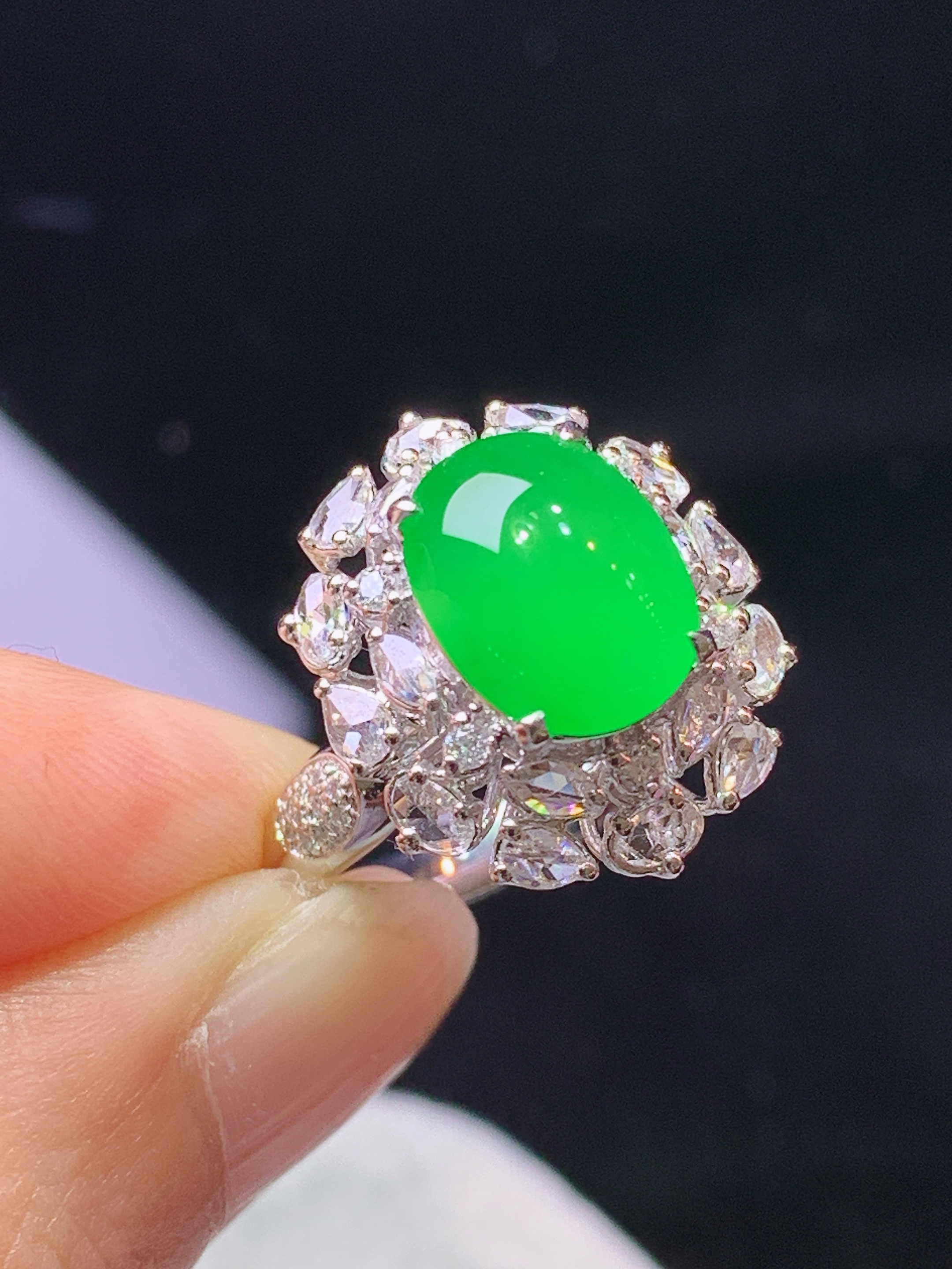 18k金钻镶嵌冰阳绿蛋面戒指 玉质细腻 色泽艳丽清新 水润亮眼 圈口14 整体尺寸18*15*11.8 h2