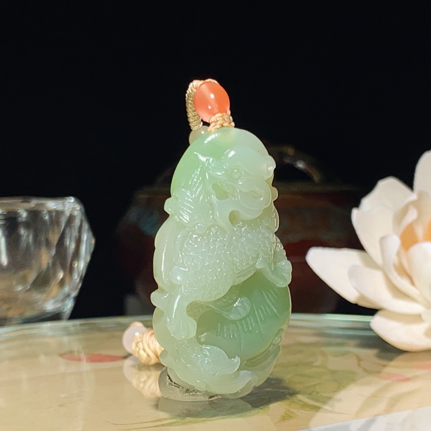 和田玉青海翠青麒麟送子挂件。尺寸47/26/10重24克，玉质细腻油润 脂粉好，品质好！lt260511