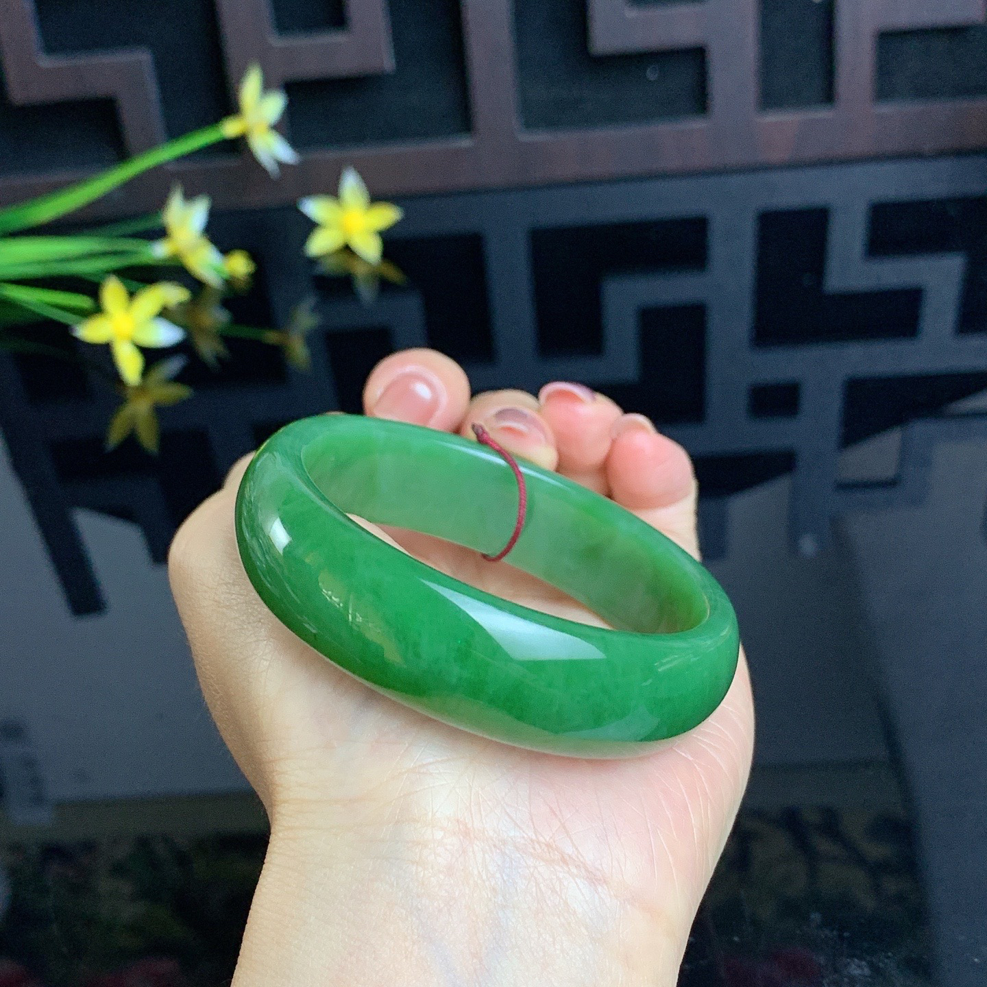 和田玉碧玉56圈口阳绿色宽条碧玉手镯！玉质细腻油润 底色纯净 无裂无杂 脂粉好，品质高。