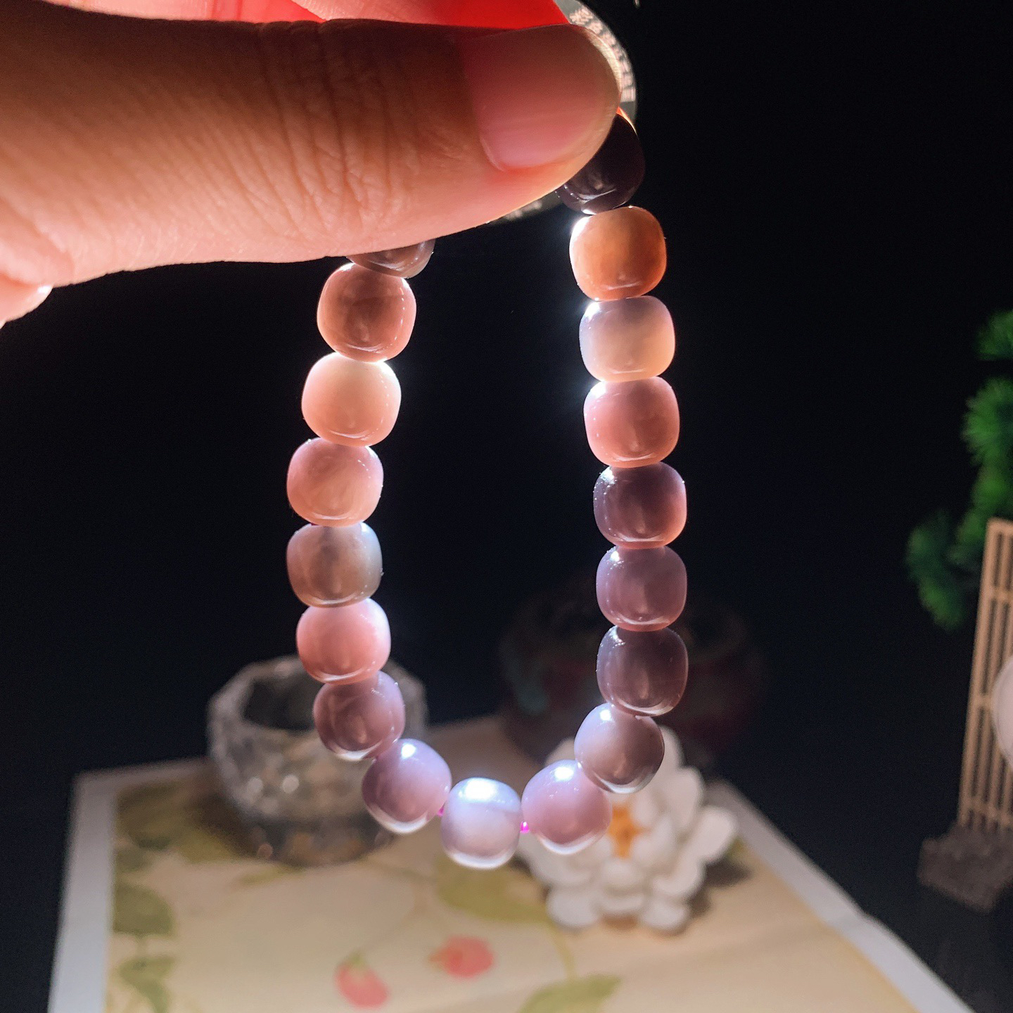 ￼和田玉紫罗兰帝王紫老型珠手串。单颗尺寸8/10！玉质细腻油润 底色纯净 脂粉好，品质好。lt260511