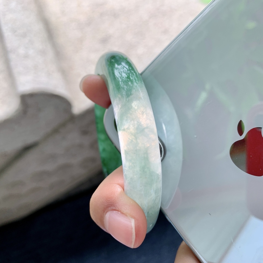 正圈55 56，圈口56.2/12/9.5，编码A1080356，描述糯冰飘辣绿，水润，种老，细腻，打灯有晶体