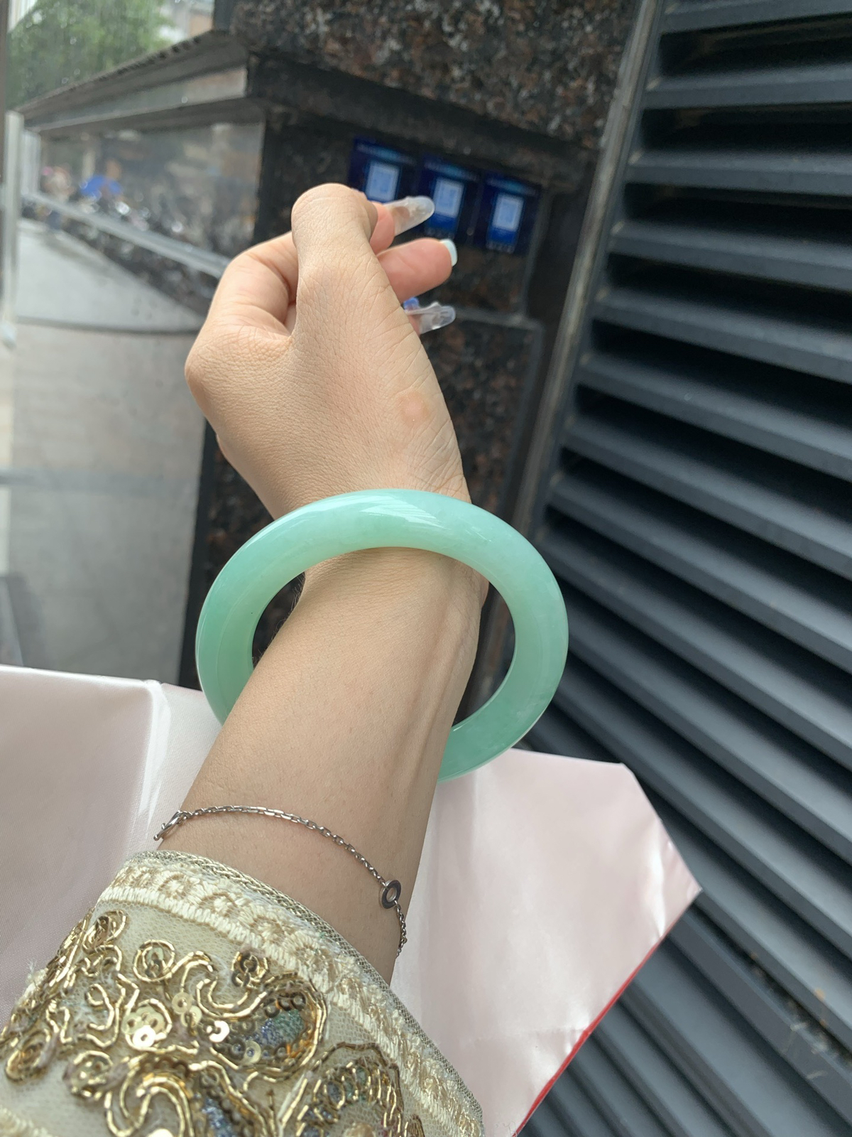 满果绿圆条，打灯细纹，底妆水润，宛如新鲜的青苹果，充满了生机与活力，满圈底色均匀，上手显白显气质，折射出迷人的光芒..
