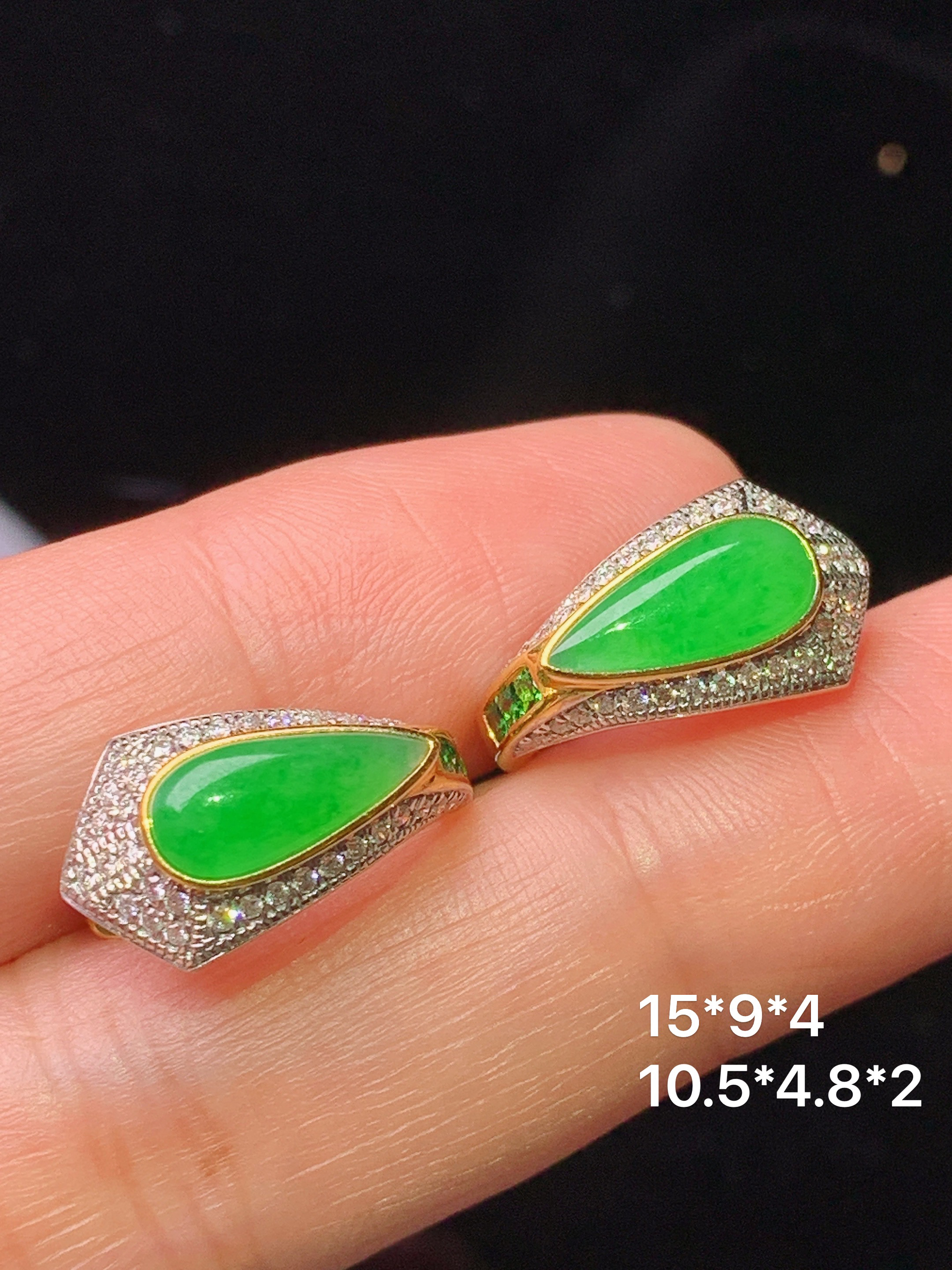 18k金钻镶嵌阳绿水滴耳钉 玉质细腻 色泽艳丽清新 水润亮眼 整体尺寸15*9*4 m5