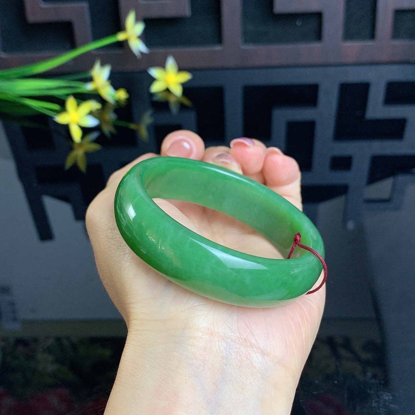 和田玉碧玉56圈口阳绿色宽条碧玉手镯！玉质细腻油润 底色纯净 无裂无杂 脂粉好，品质高。