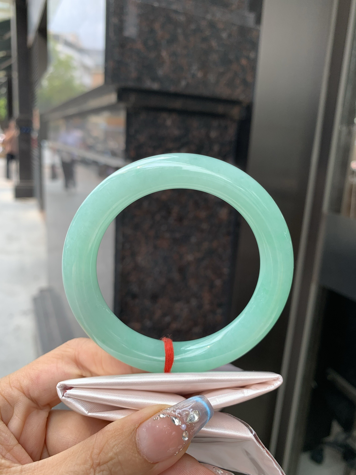 满果绿圆条，0415-66-017U4W，底妆水润，宛如新鲜的青苹果，充满了生机与活力，满圈底色均匀，上手显白显气质，折射出迷人的光芒..