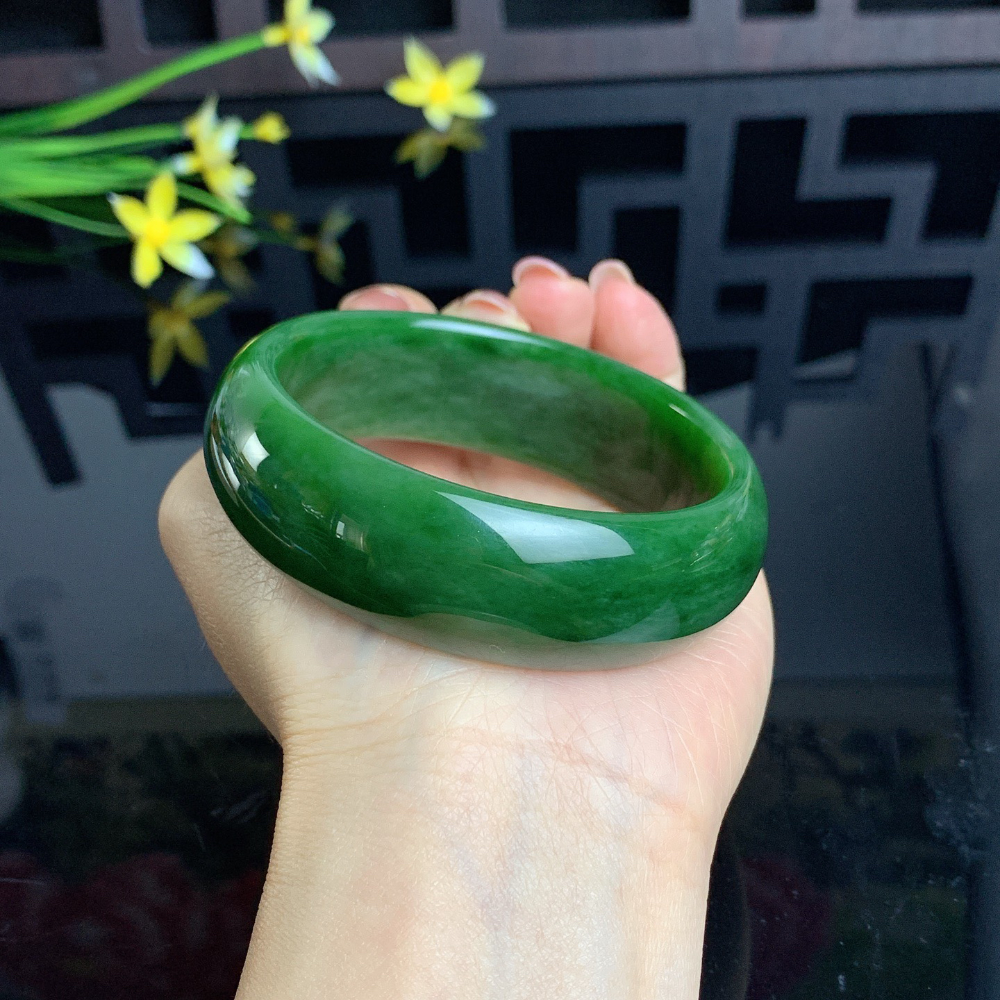 和田玉碧玉61圈口鲜菠菜绿宽版碧玉手镯！玉质细腻油润 底色纯净 无裂无杂 脂粉好，品质高。