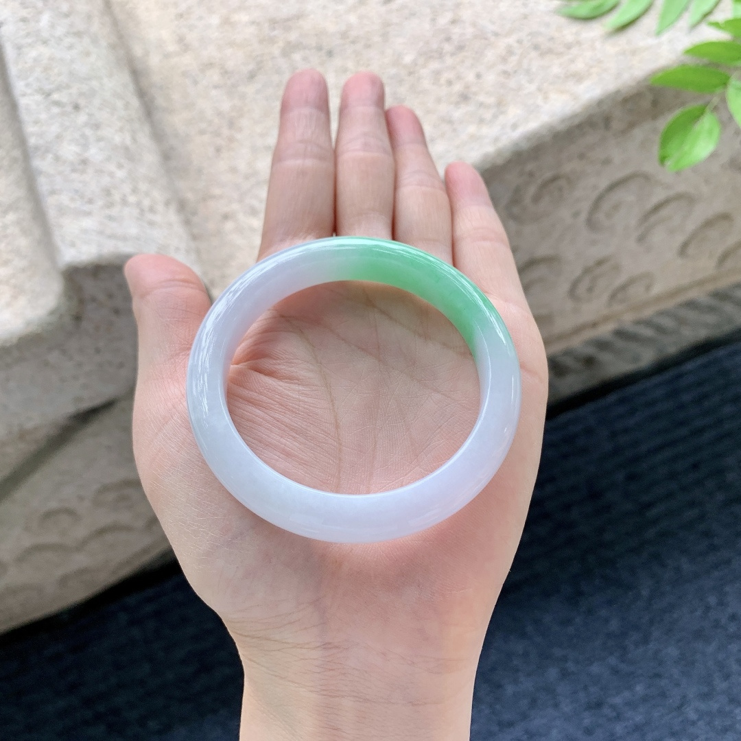 正圈51 52，圈口52.7/10/7.8，编码AD070973，描述春彩，水润，种老，细腻，无裂。