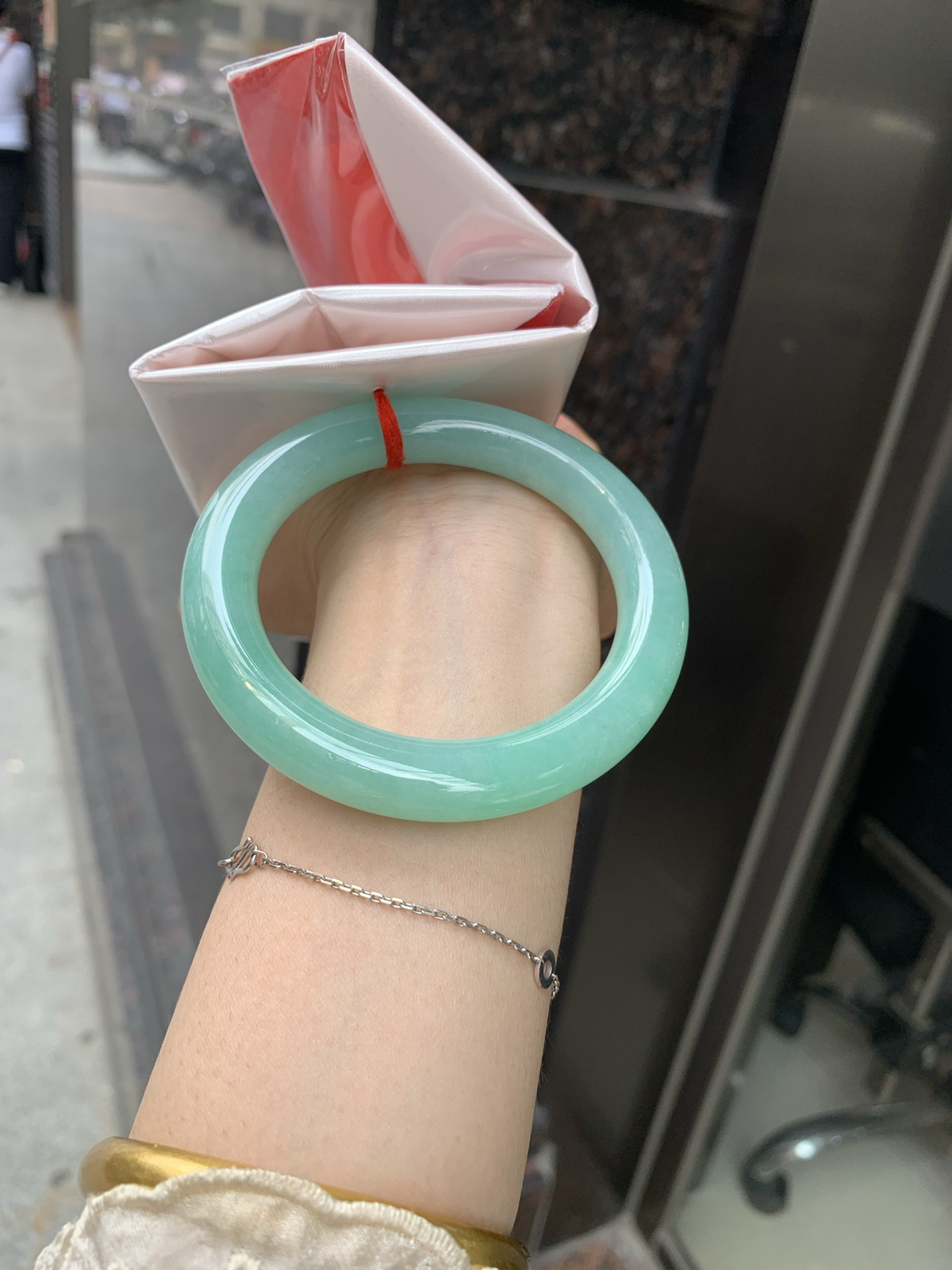 满果绿圆条，0415-66-017U4W，底妆水润，宛如新鲜的青苹果，充满了生机与活力，满圈底色均匀，上手显白显气质，折射出迷人的光芒..